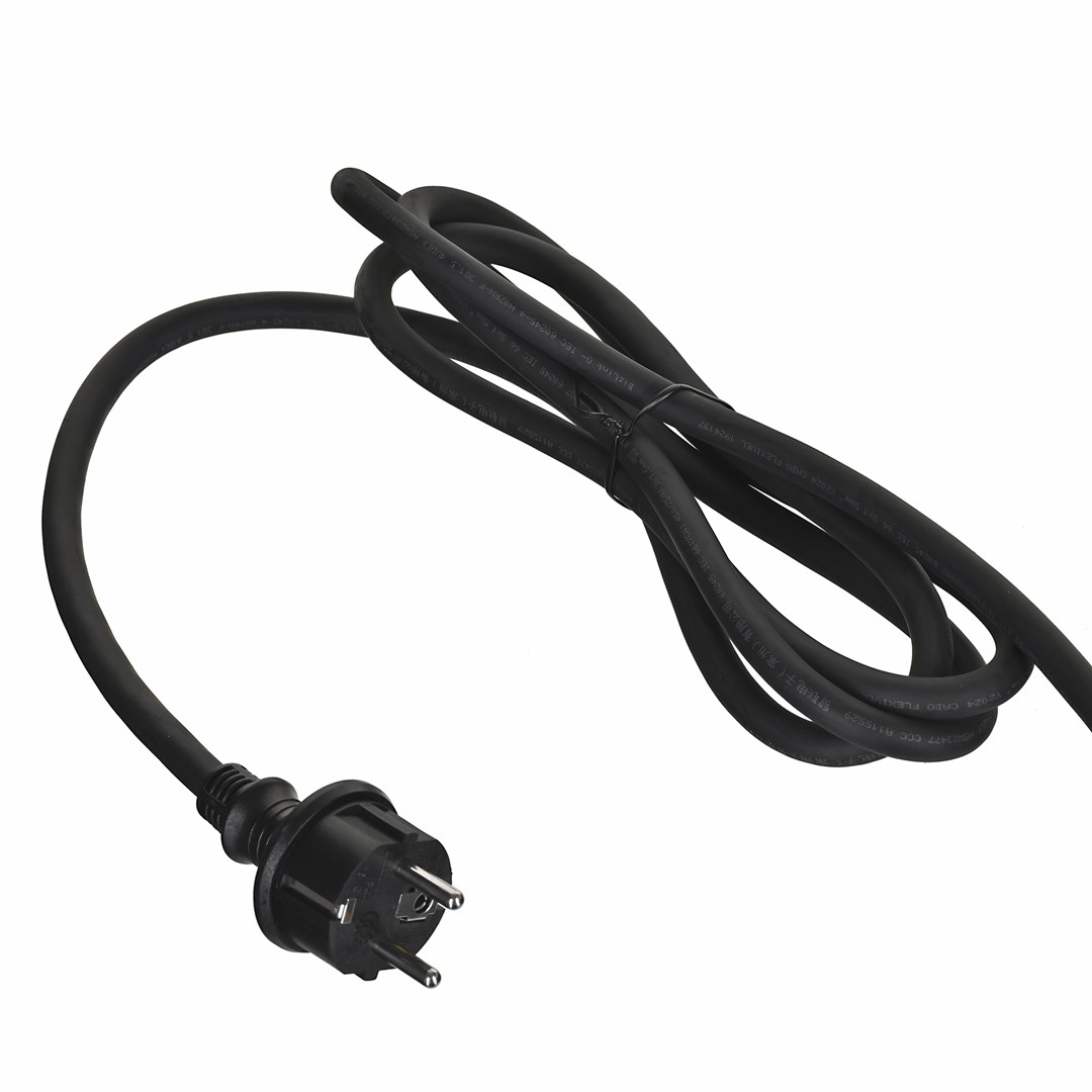 Czarny kabel zasilający z wtyczką na białej powierzchni. Kabel jest zapętlony i ma etykiety tekstowe.