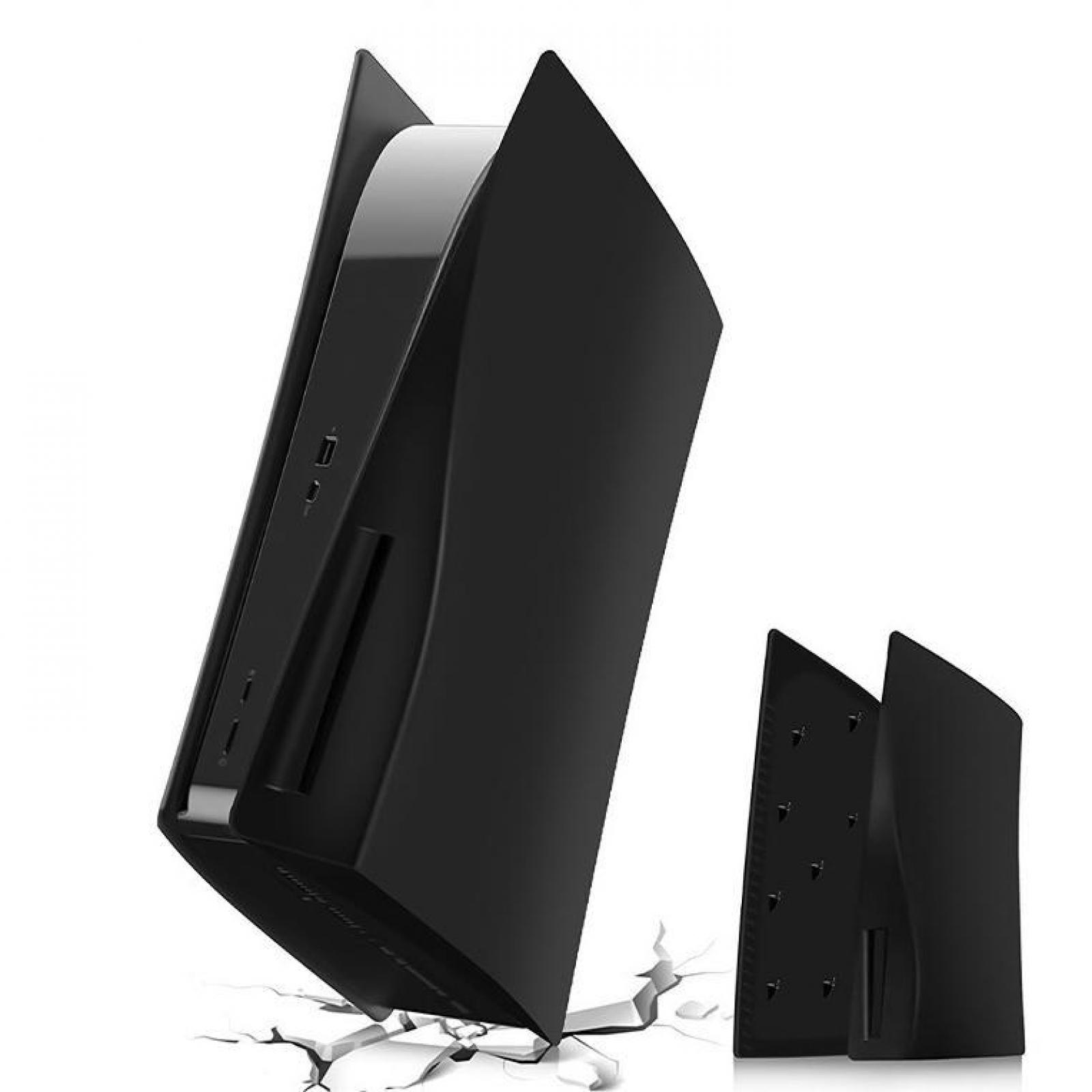 Eine schwarze PlayStation 5-Konsole und abgetrennte Platten auf weißem Hintergrund. Die Konsole ruht auf einer rissigen Oberfläche.