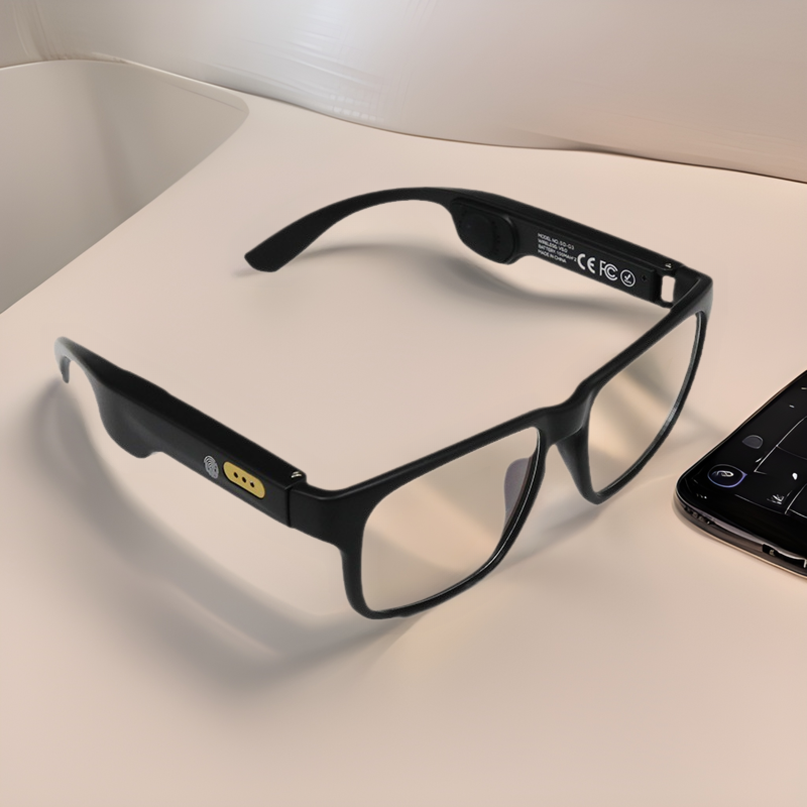 Schwarze Smartbrille mit klaren Gläsern und ein Smartphone auf einer hellen Oberfläche. Die Brille steht im Fokus.