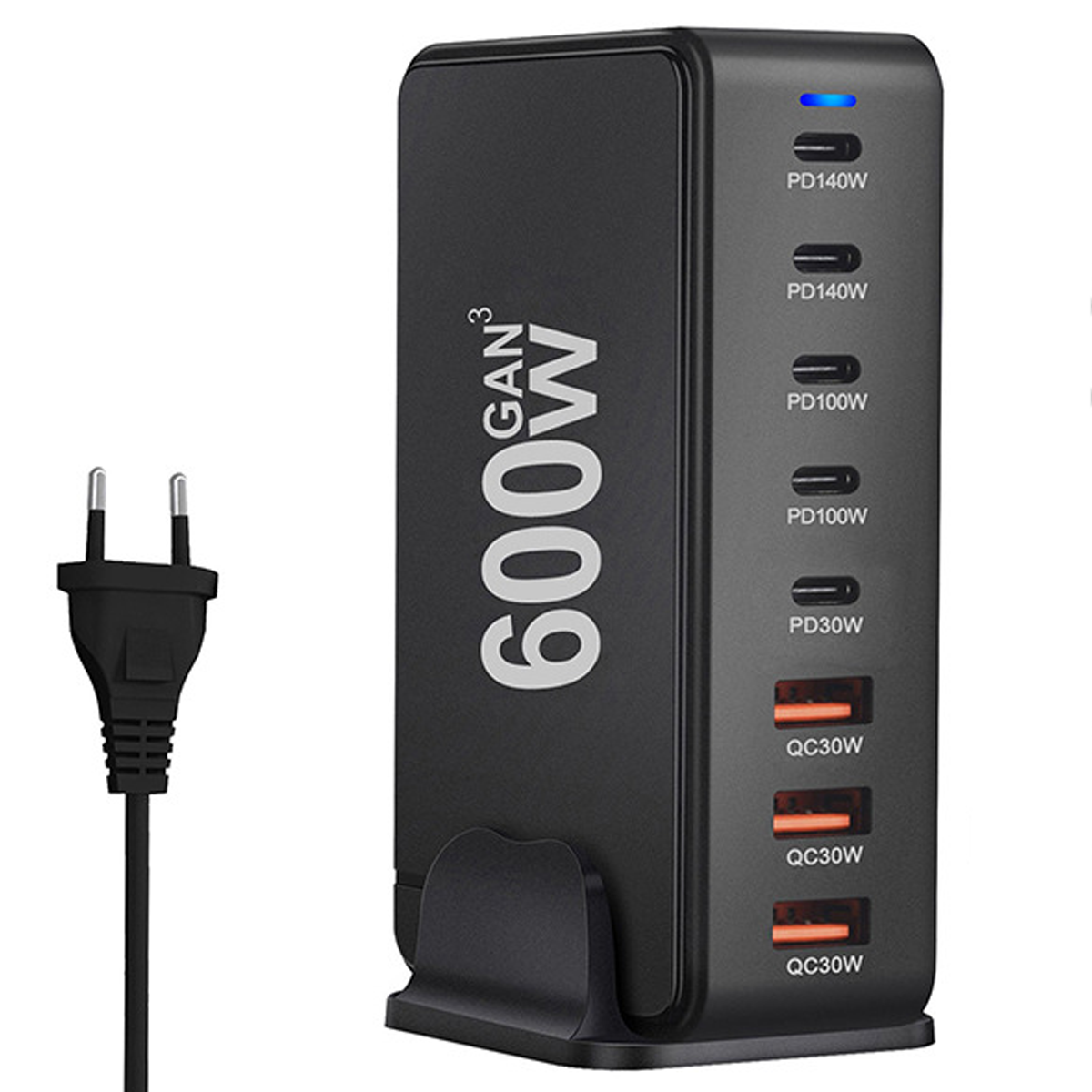 Schwarzes 600W GAN-Ladegerät mit mehreren Anschlüssen. Links ein schwarzer Netzstecker. Anschlüsse sind mit Ausgangsleistungen beschriftet.