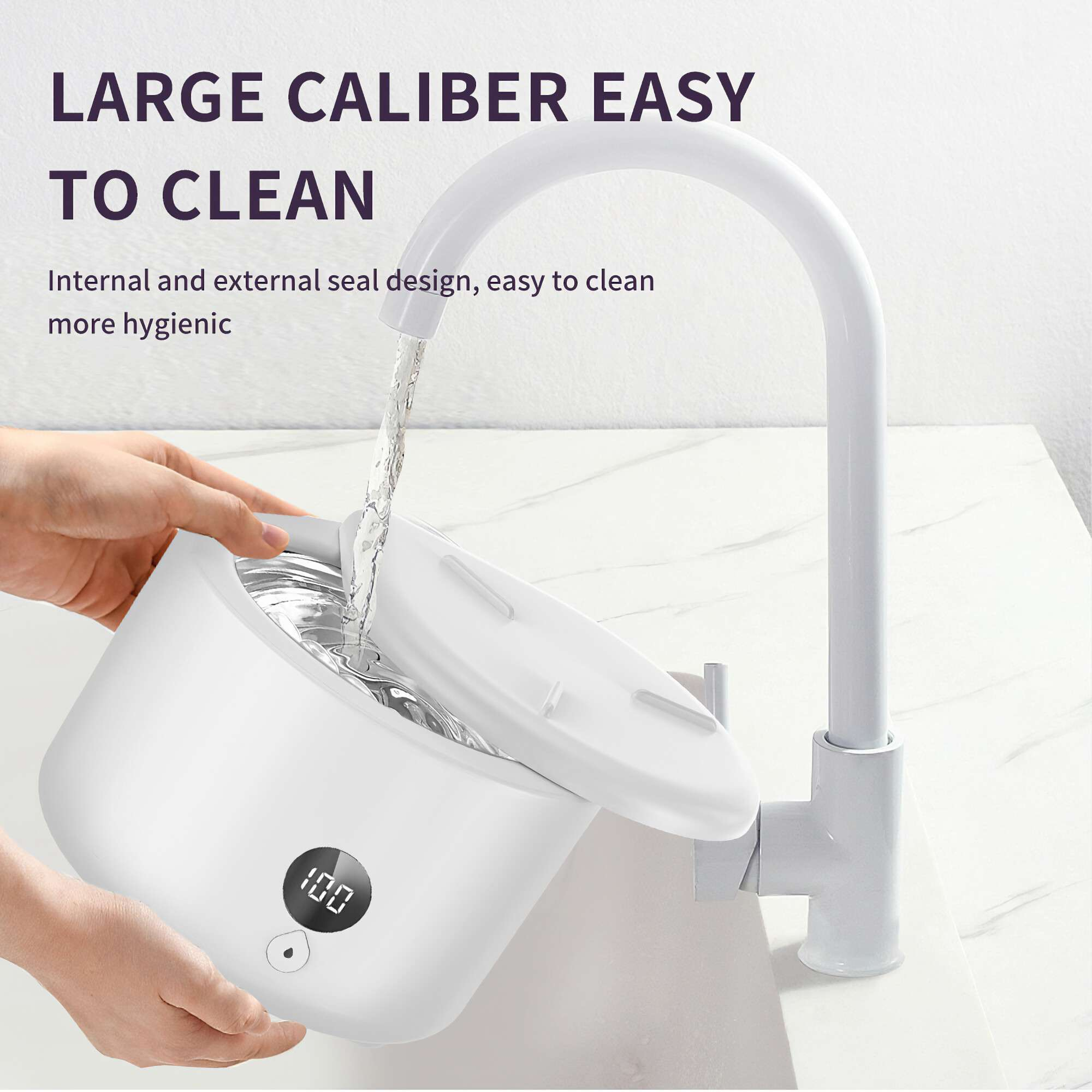 Ein weißes Gerät wird mit Wasser aus einem weißen Wasserhahn gefüllt. Eine Hand hält das Gerät.
