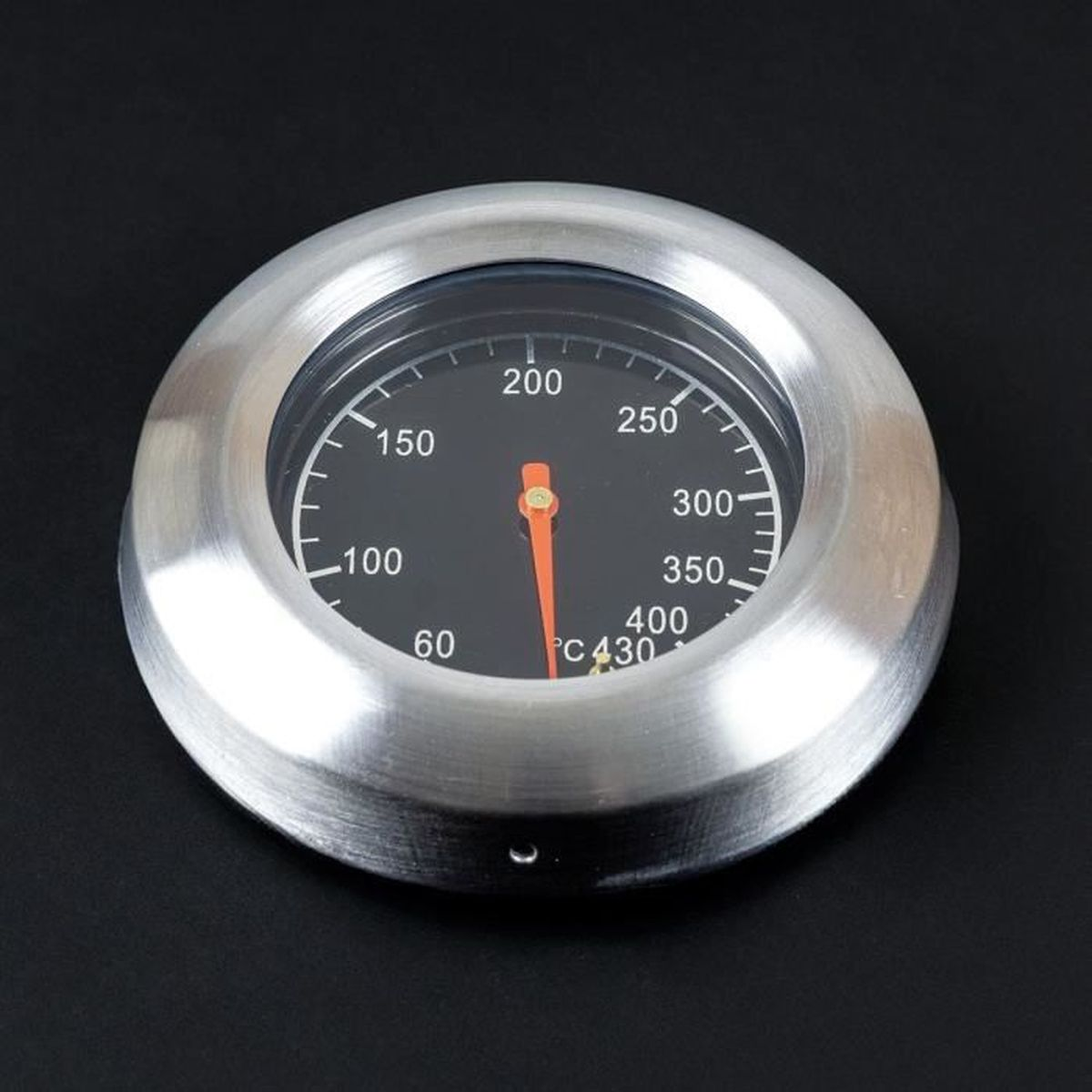 Rundes Metallthermometer mit schwarzem Zifferblatt. Der orangefarbene Zeiger zeigt auf 300 Grad. Die Zahlen sind weiß.