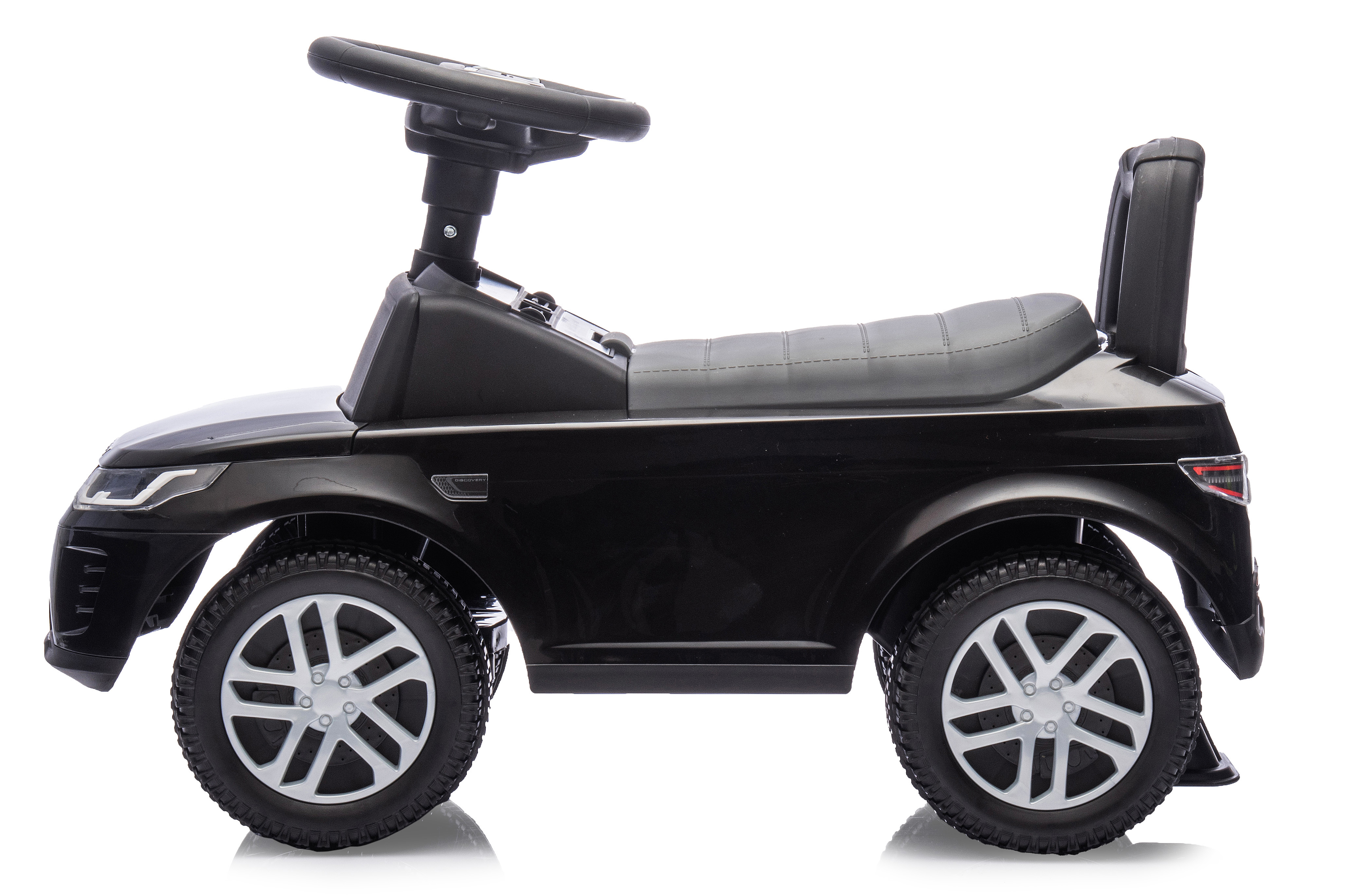 Un'auto giocattolo nera con volante e quattro ruote, su sfondo bianco.