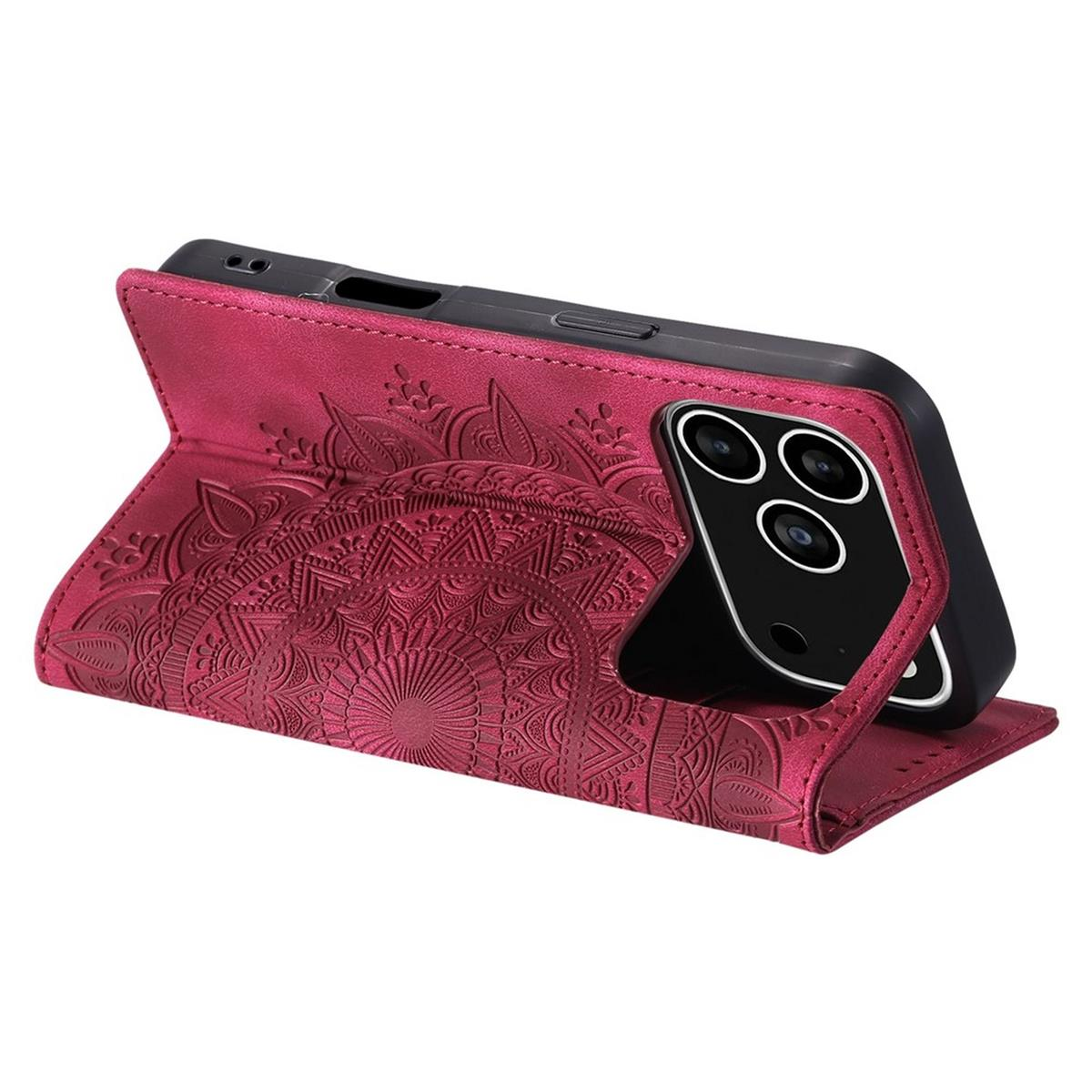 Eine rote Handyhülle mit Mandala-Design. Das Telefon ist schwarz mit drei Kameralinsen. Die Hülle ist offen und zeigt das Telefon.