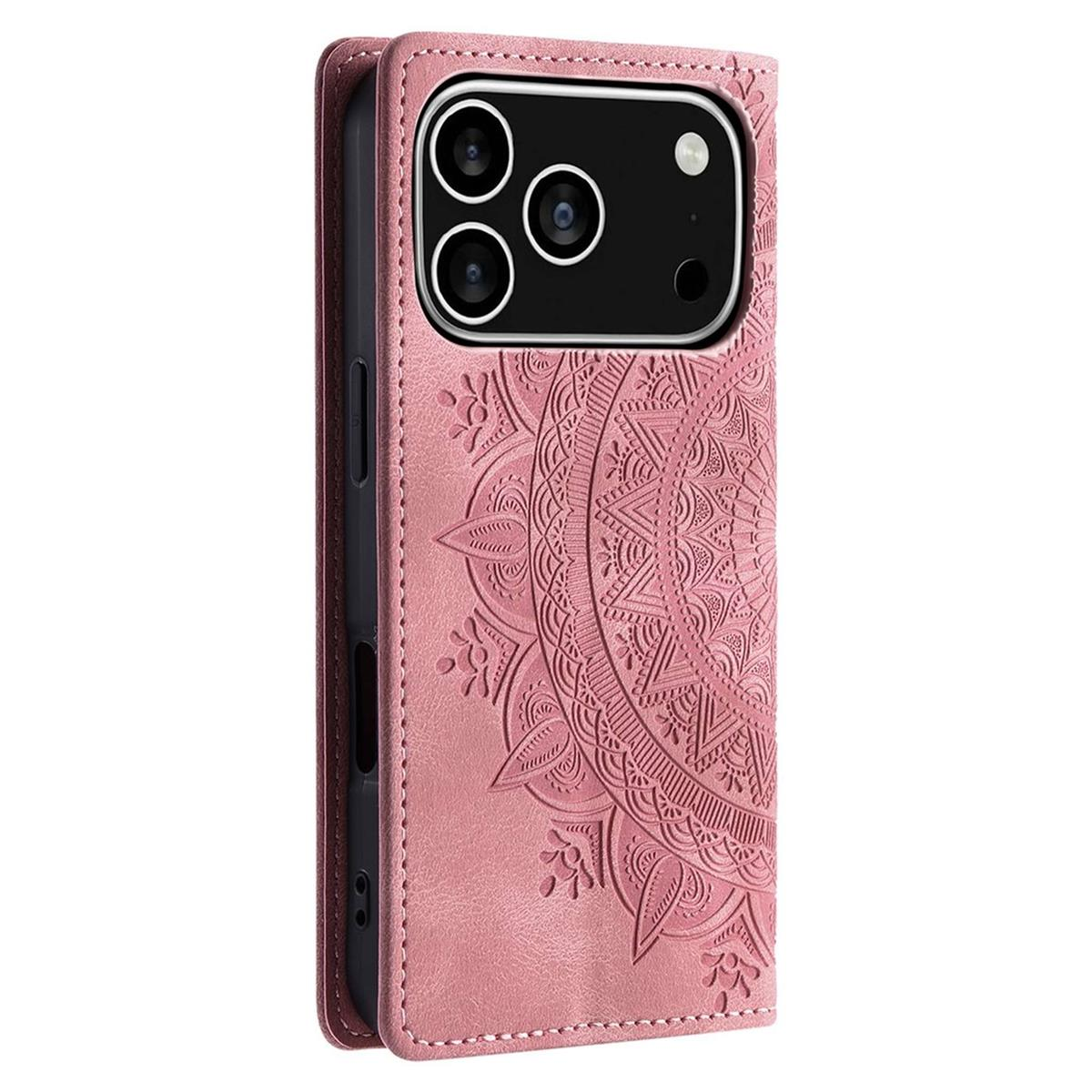Eine rosa Leder-Handyhülle mit Mandala-Design. Die Hülle ist geöffnet und zeigt die Kameralinsen des Telefons. Detaillierte Nähte sind sichtbar.
