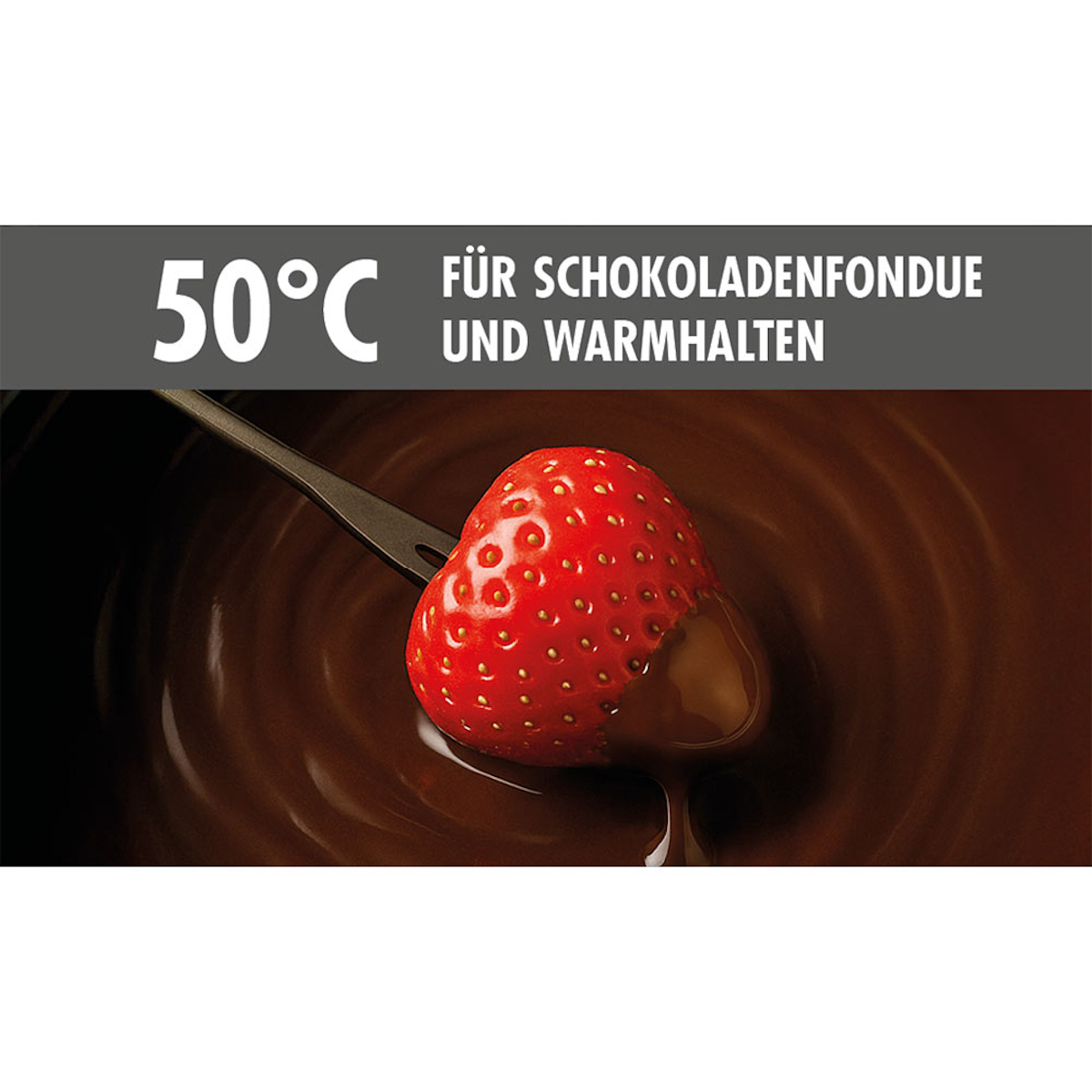 Eine Erdbeere in Schokoladenfondue getaucht, gehalten von einer Gabel. Text oben zeigt 50°C für Schokoladenfondue.