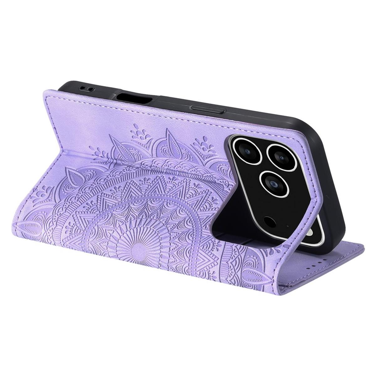 Eine lila Handyhülle mit Mandala-Design hält ein schwarzes Telefon. Die Hülle ist offen und stützt das Telefon.