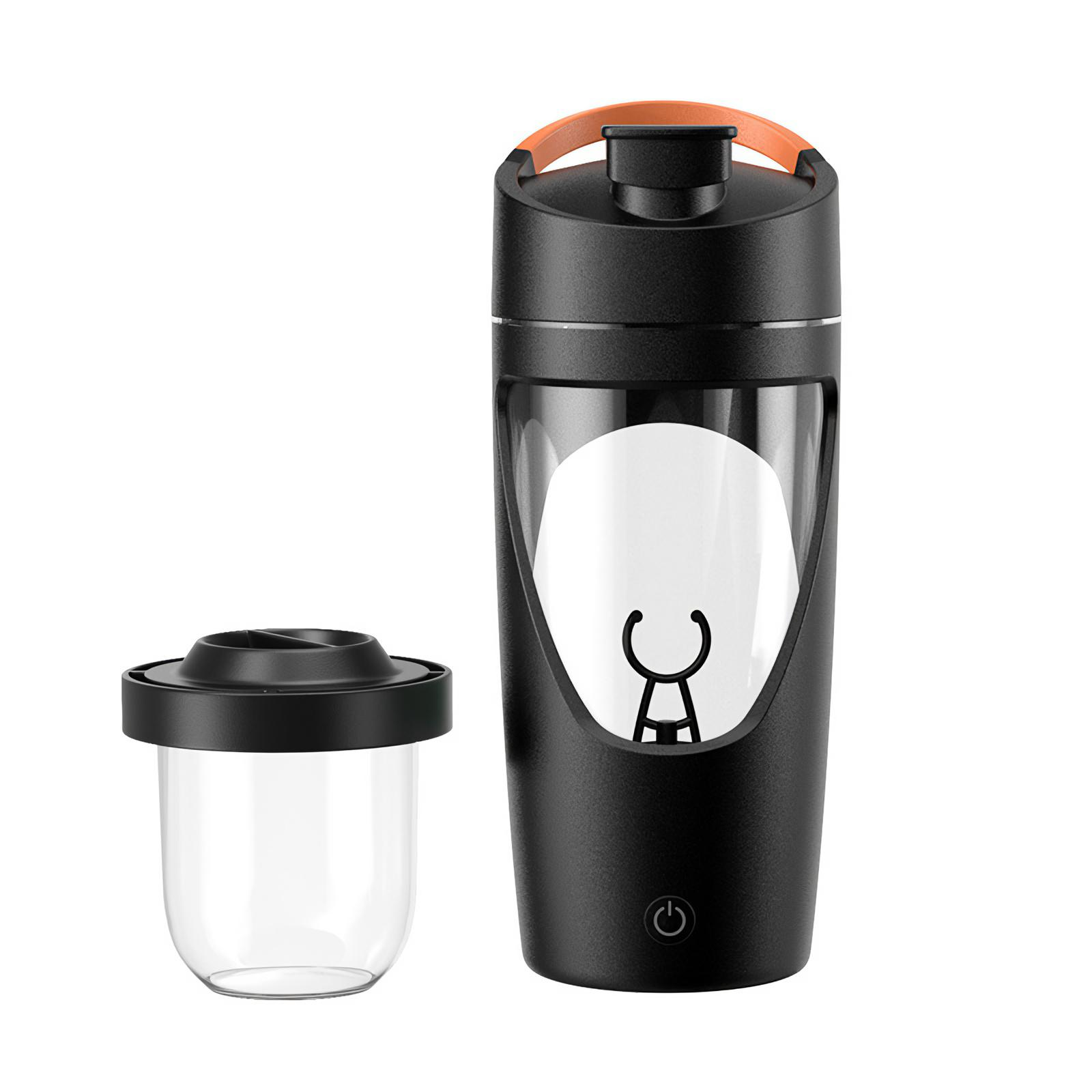 Ein schwarzer tragbarer Mixer mit orangefarbenem Griff und eine kleine transparente Tasse daneben, beides auf weißem Hintergrund.