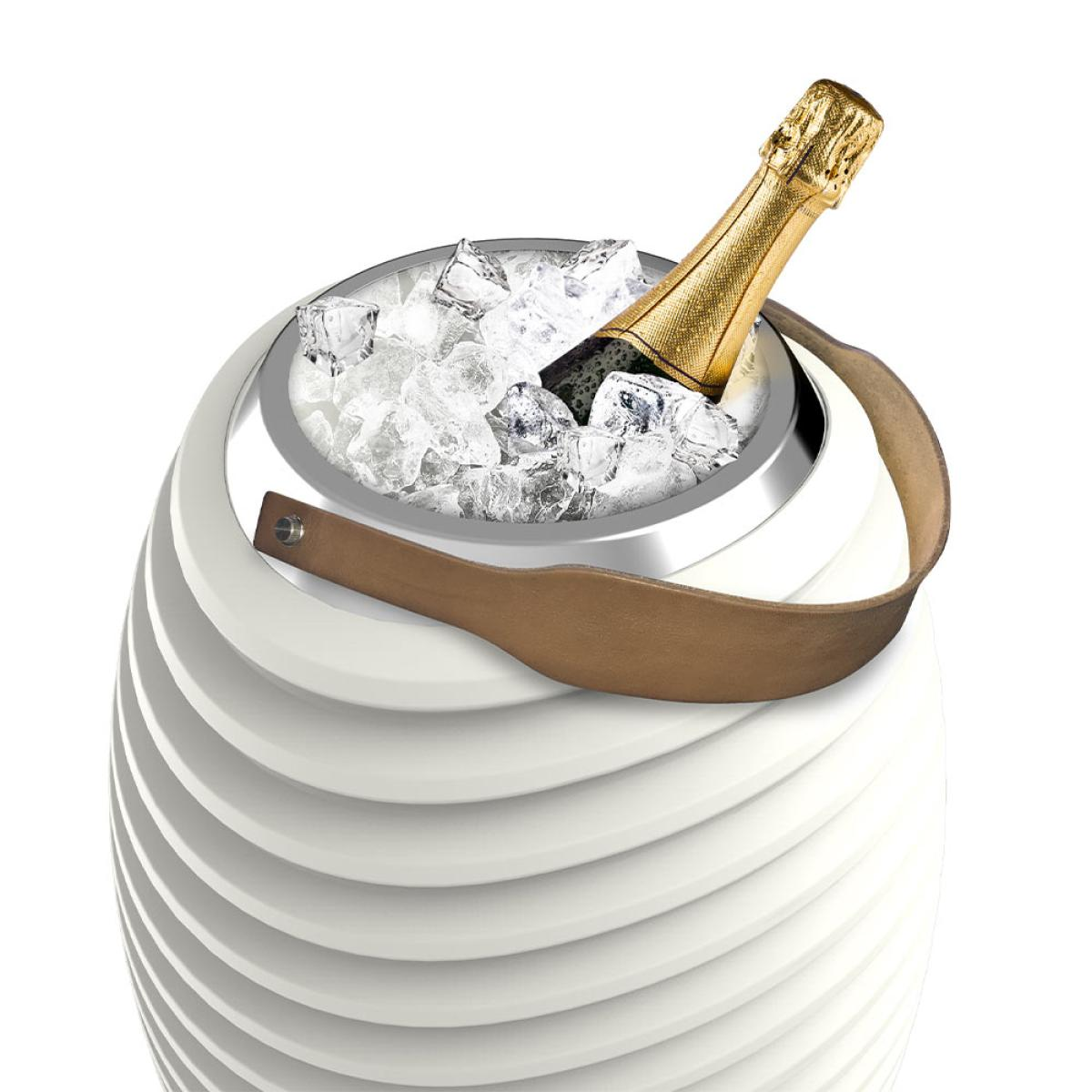 Een champagnefles in een ijsemmer. De emmer is wit en heeft een bruine leren handgreep. IJsblokjes vullen de emmer.
