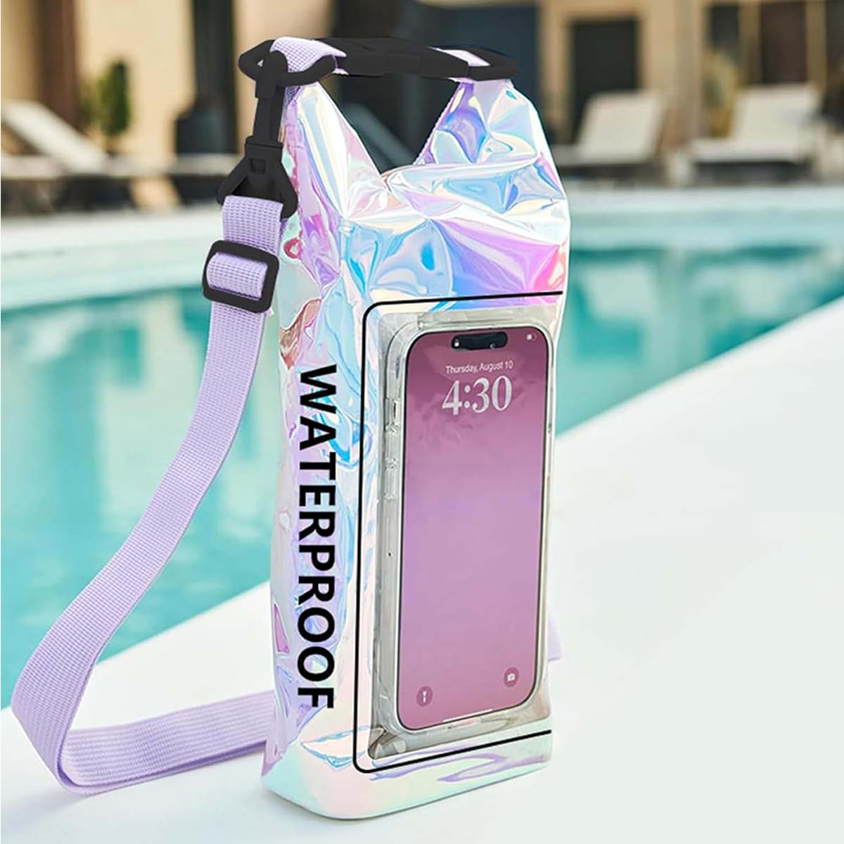 Una custodia impermeabile per telefono con cinturino. All'interno, un telefono mostra le 4:30. La custodia è iridescente, con cinturino lavanda. Piscina sullo sfondo.