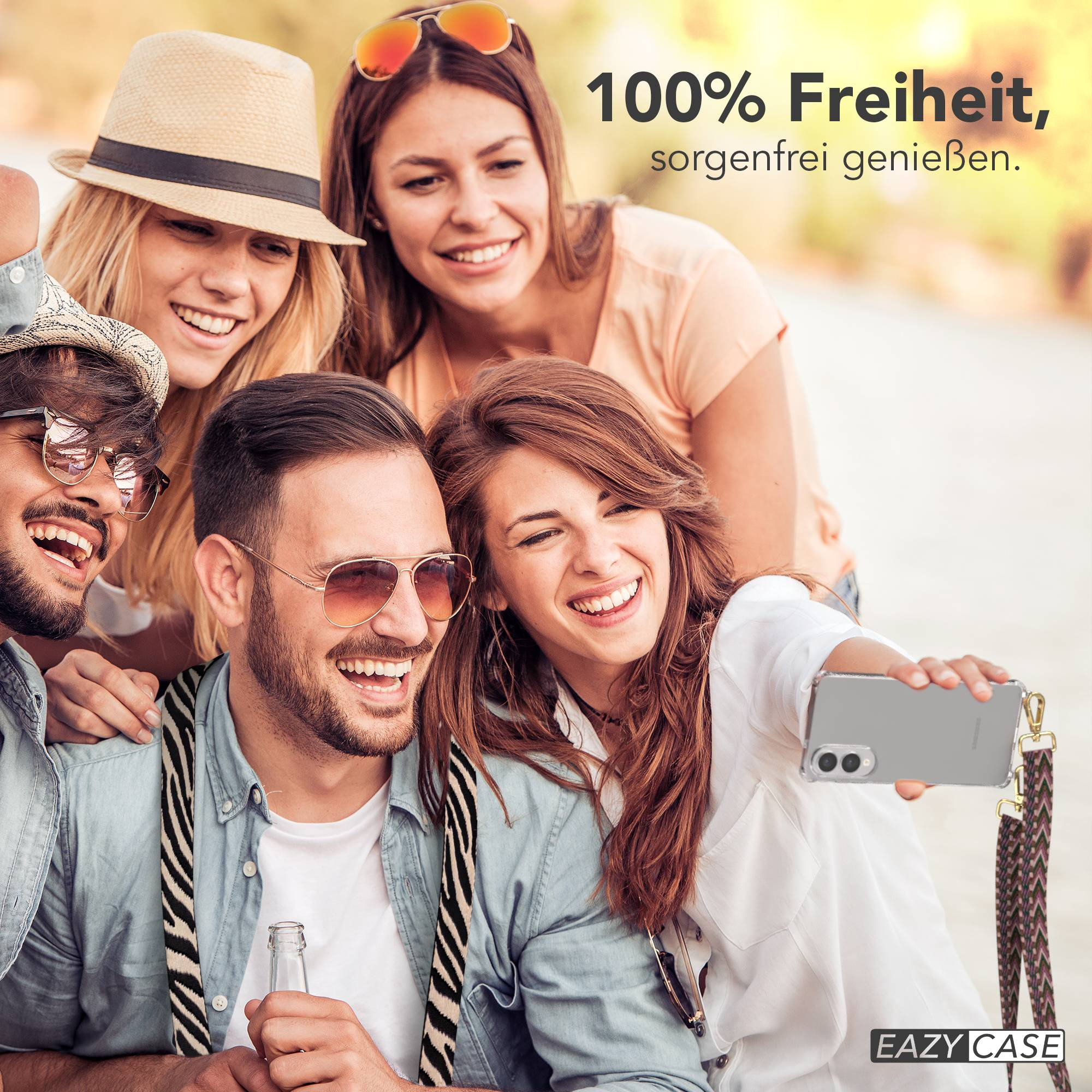 Freunde machen Selfie, lächeln. Einige tragen Sonnenbrillen und Hüte. Eine Handyhülle mit Trageriemen ist sichtbar.