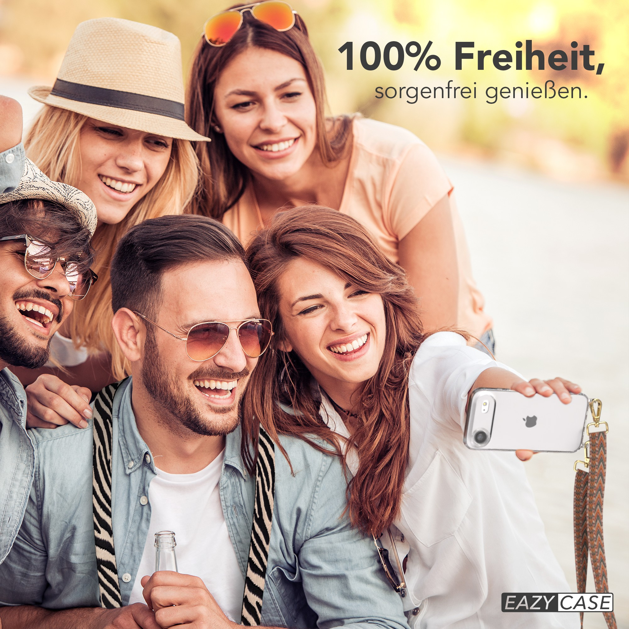 Freundesgruppe macht Selfie, lächelnd. Einer hält das Telefon mit einem Gurt. Text: '100% Freiheit'.