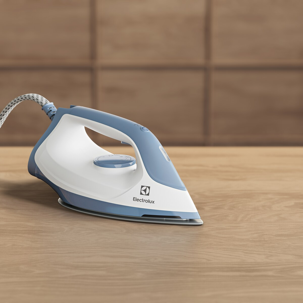 Un ferro da stiro Electrolux bianco e blu su una superficie di legno. Lo sfondo presenta pannelli di legno.