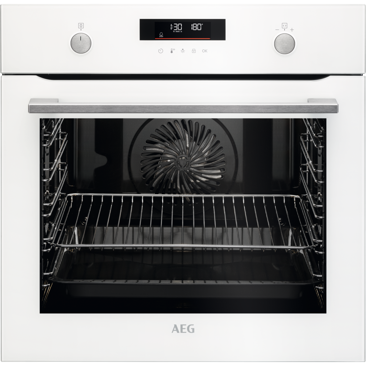 Un horno AEG blanco con la puerta abierta. En el interior hay una rejilla y un ventilador. Los controles del horno están arriba.