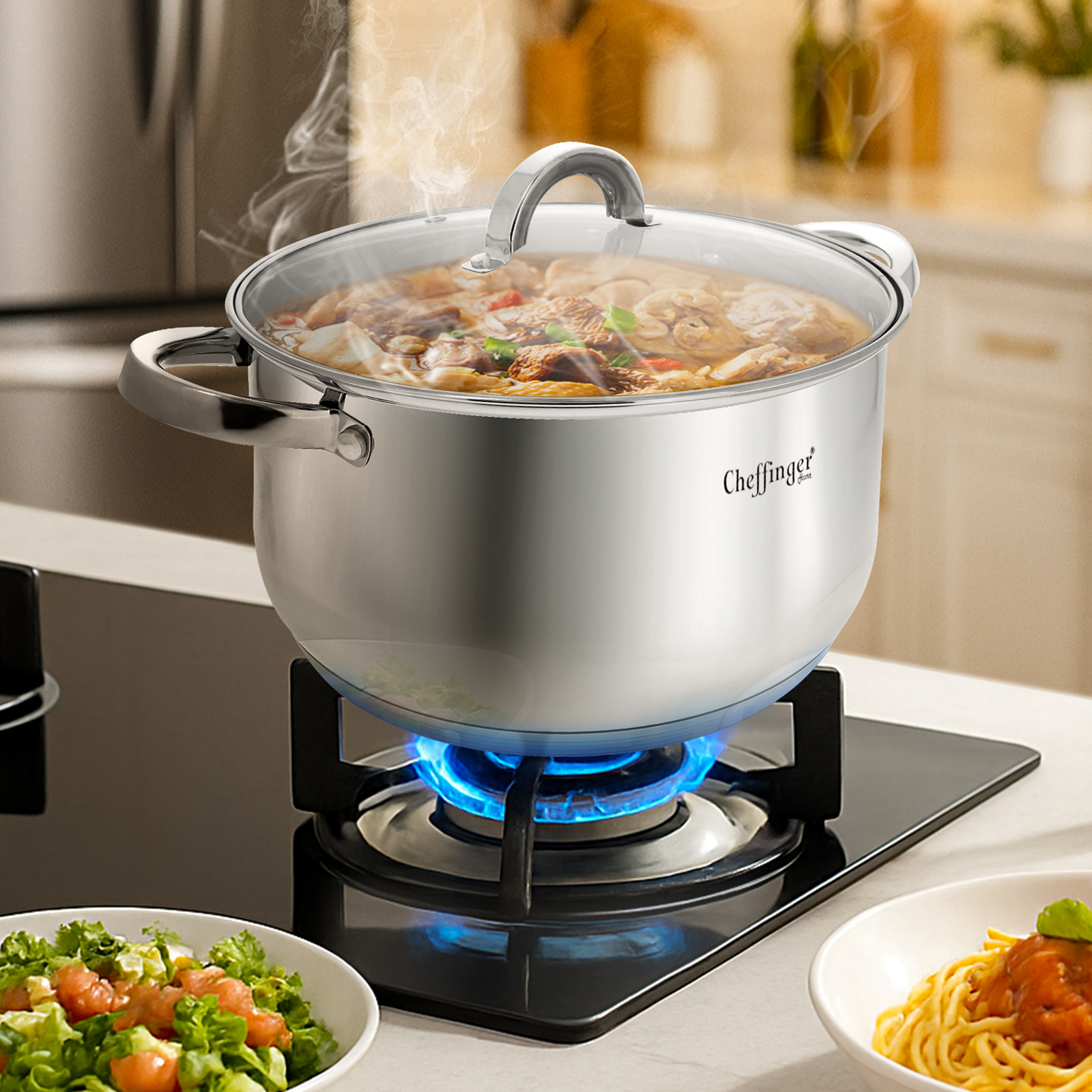 Une casserole avec de la nourriture sur une cuisinière. De la vapeur s'élève de la casserole. Salade et pâtes sur les côtés.