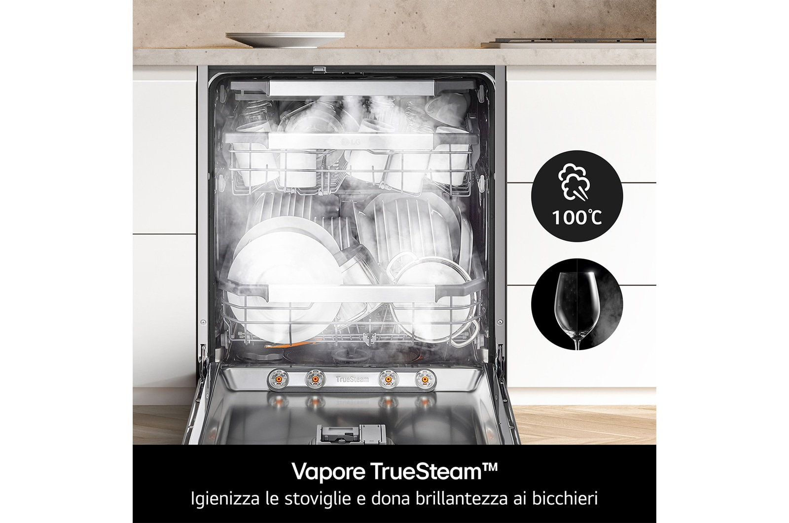 Lavastoviglie aperta, con piatti, vapore. Display 100°C. Testo: Vapore TrueSteam. Pulisce i piatti e fa brillare i bicchieri.