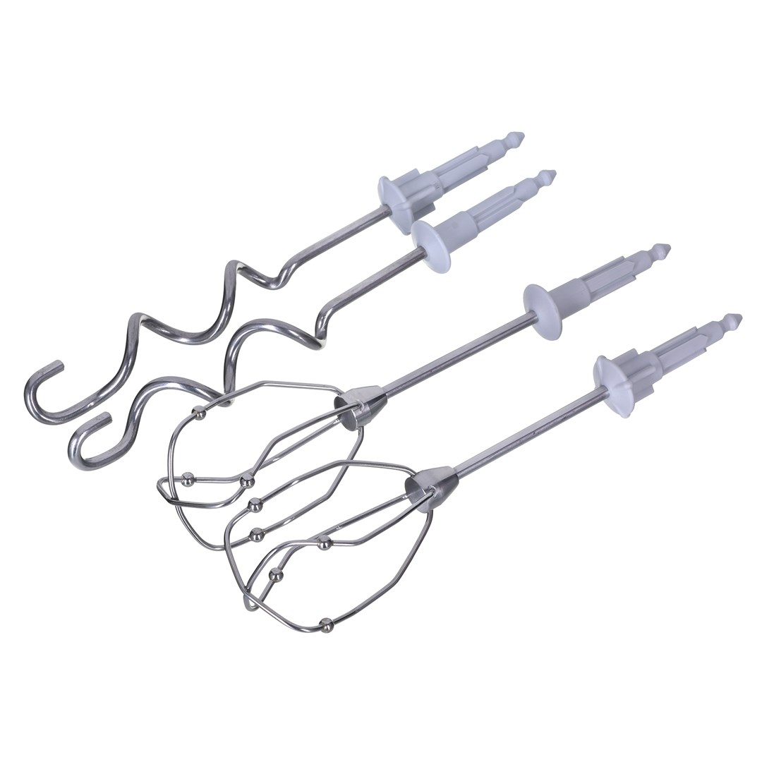 Cztery końcówki do miksera ze stali nierdzewnej: trzepaczki, trzepaczki spiralne i dwie końcówki do ubijania ze szarymi plastikowymi łącznikami, na białym tle.