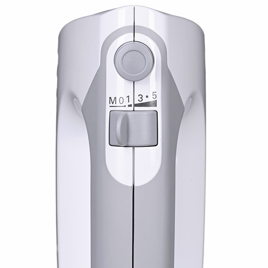 Zbliżenie białego i szarego panelu sterowania urządzenia. Posiada szare pokrętło, przełącznik z ustawieniami prędkości i okrągły szary przycisk.