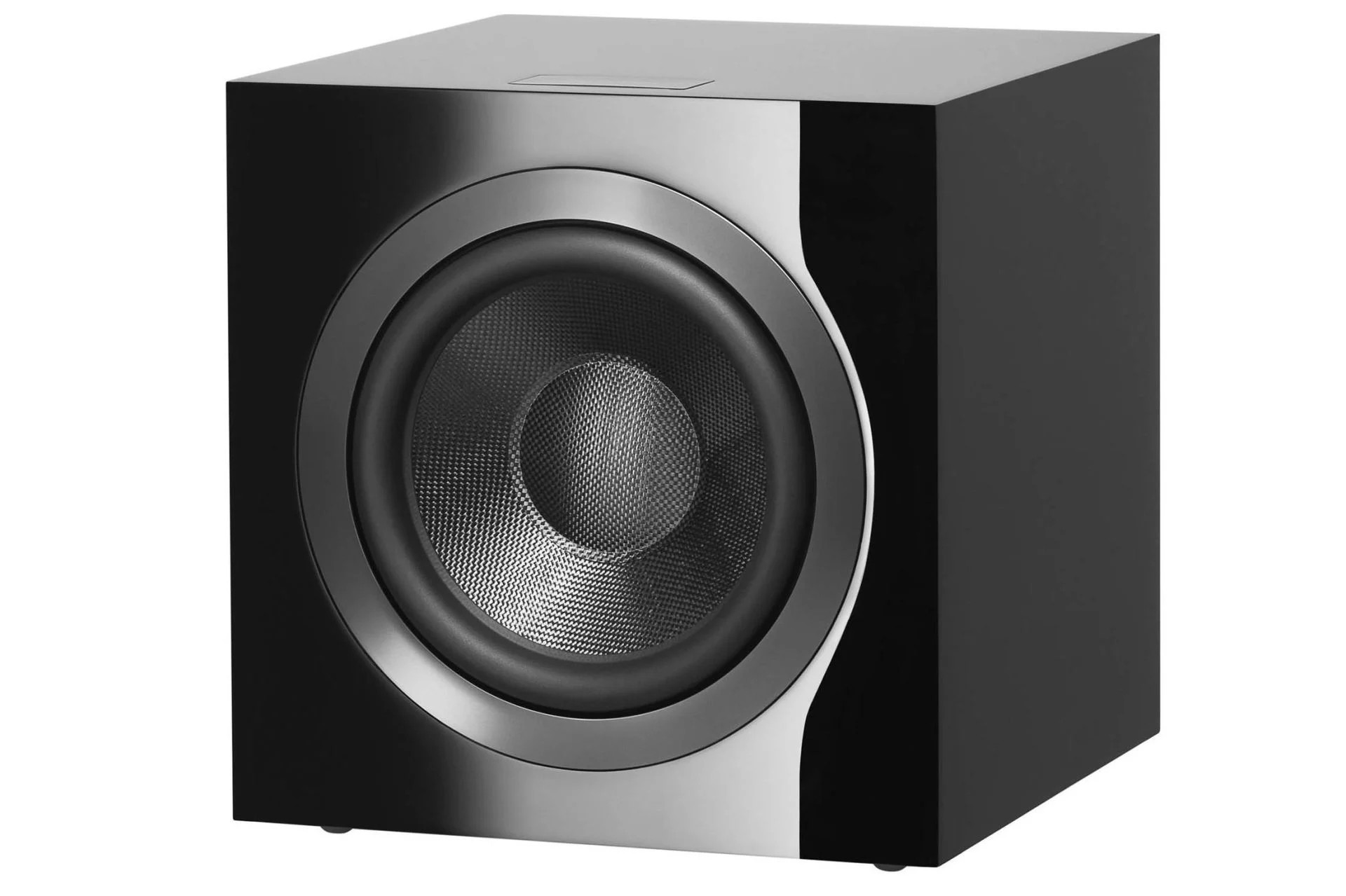Hoparlörün etrafında gümüş bir çerçeve bulunan siyah bir subwoofer. Konisi gri, kutusu küp şeklinde.