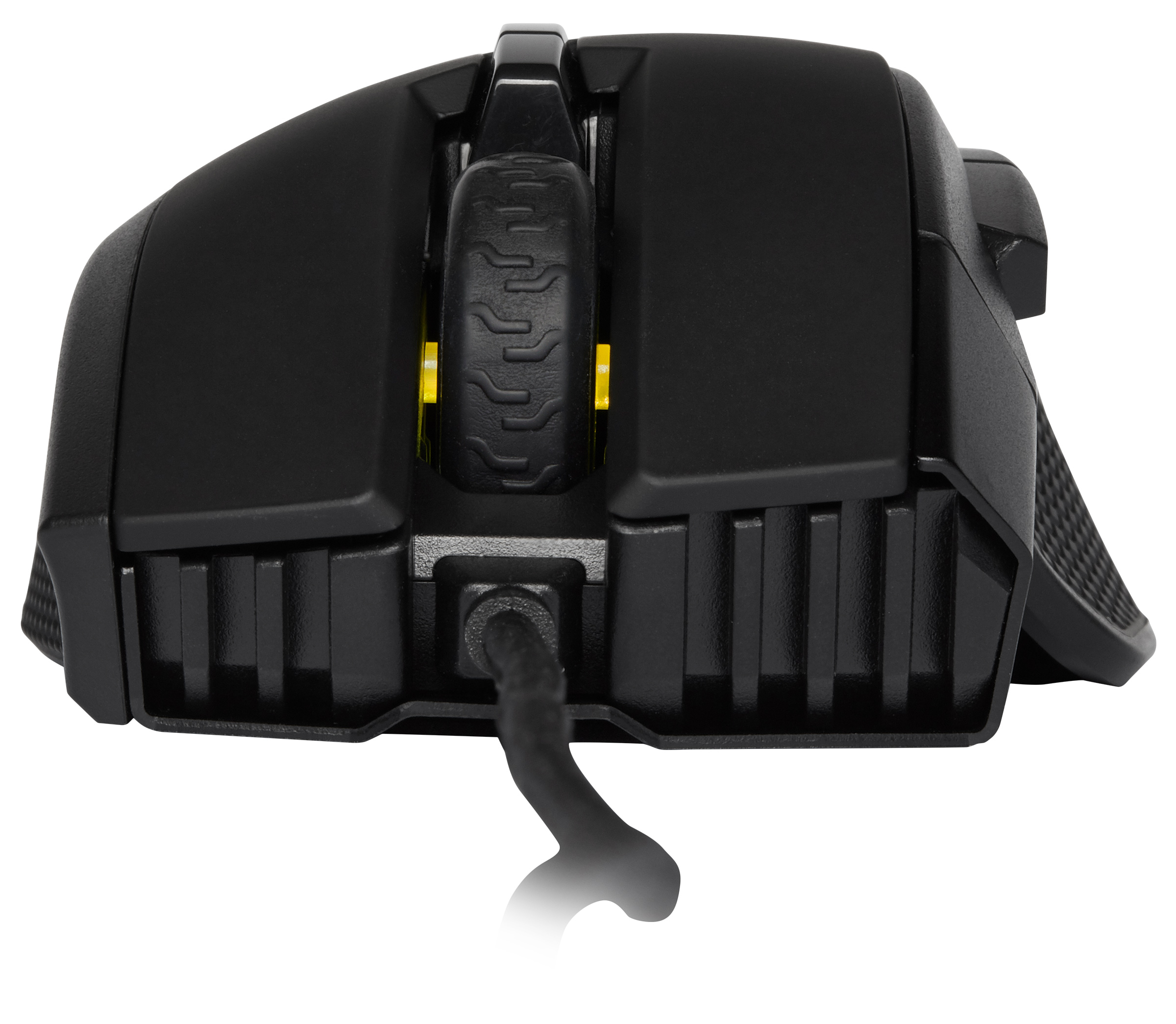 Primer plano de un ratón gaming negro. Se ven la rueda de desplazamiento, los botones y un cable sobre fondo blanco.