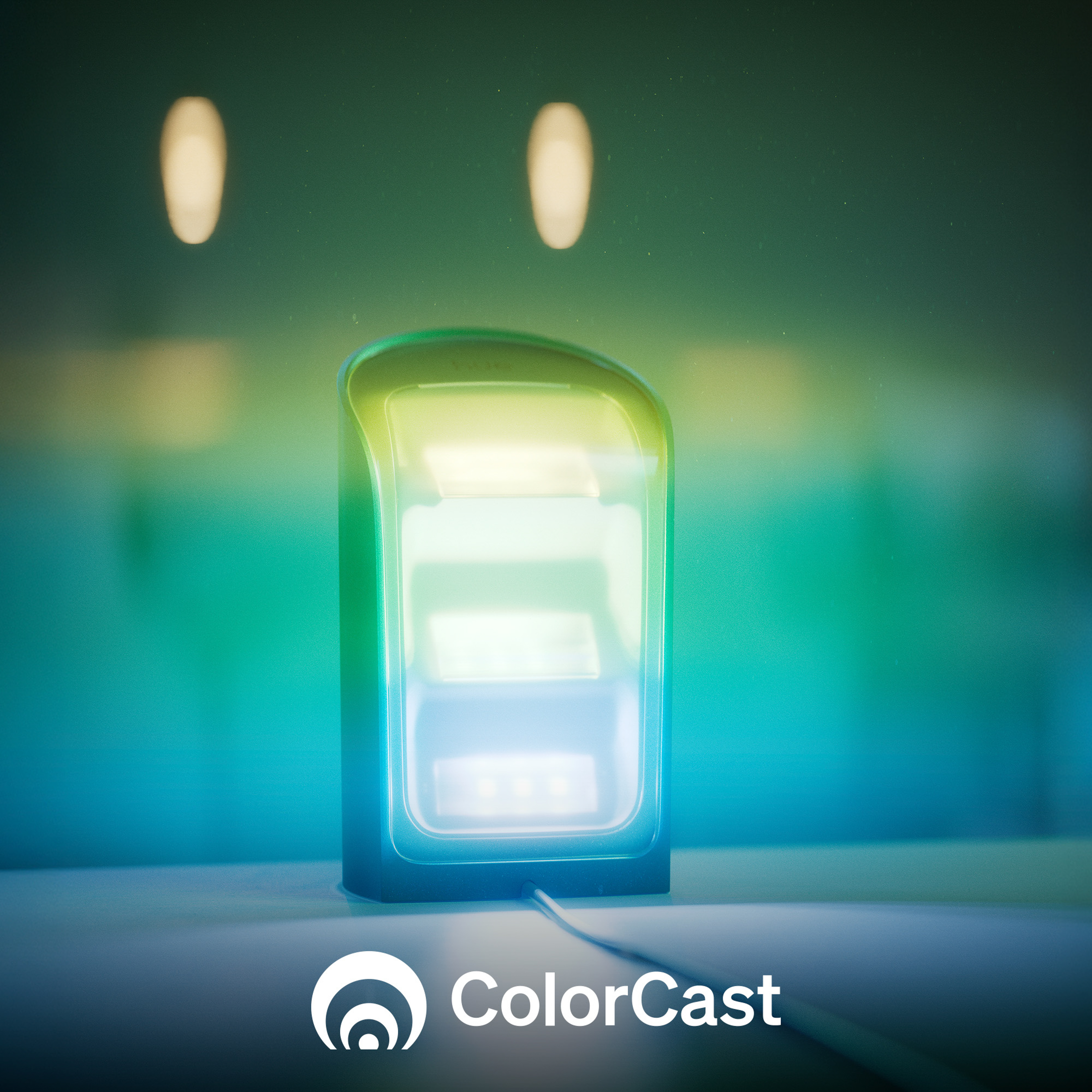 Un dispositivo ColorCast luminoso con una sfumatura di colori su un tavolo. Lo sfondo è sfocato con due luci.