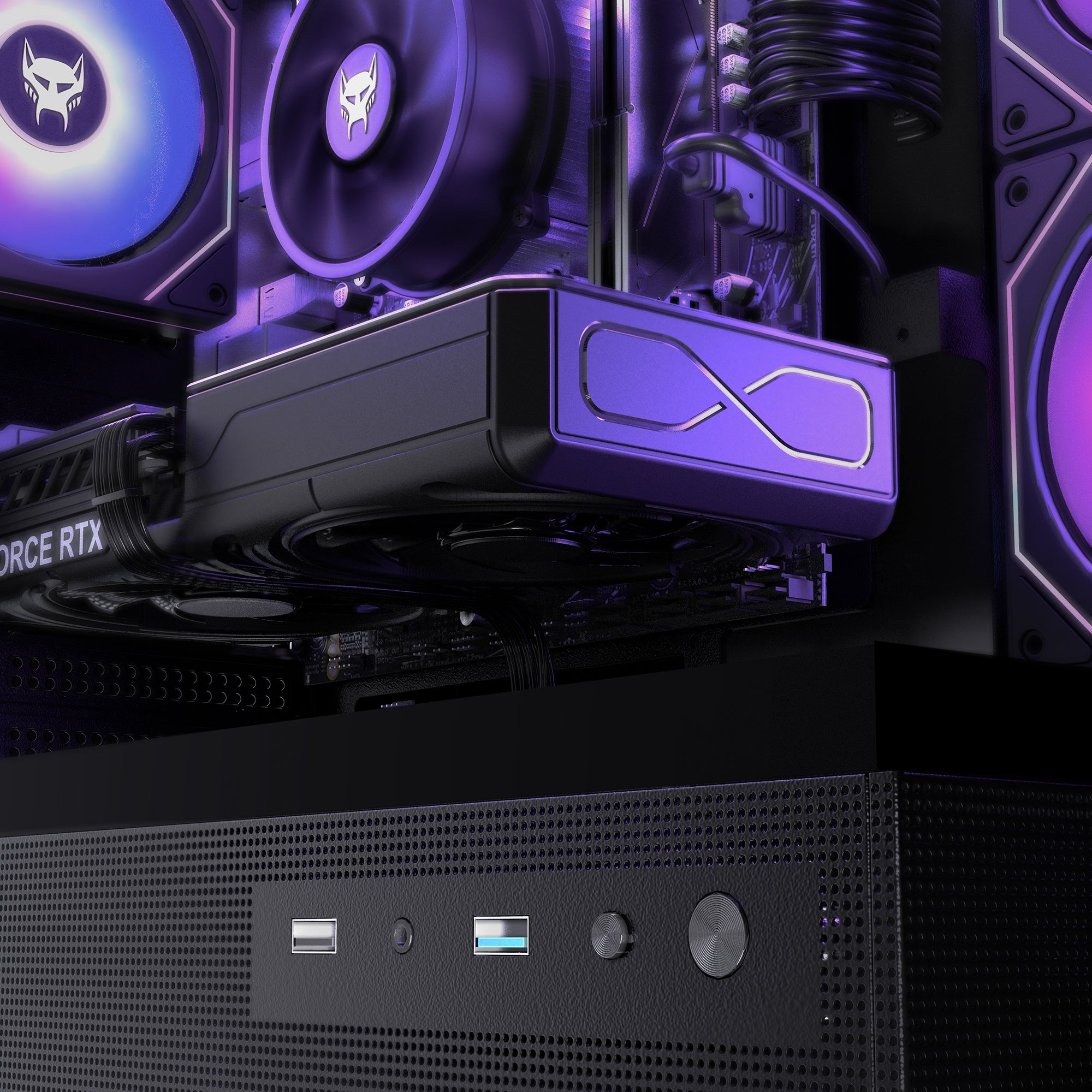 Zbliżenie wnętrza komputera, pokazujące komponenty takie jak karta graficzna, wentylatory i obudowa. Fioletowe oświetlenie.