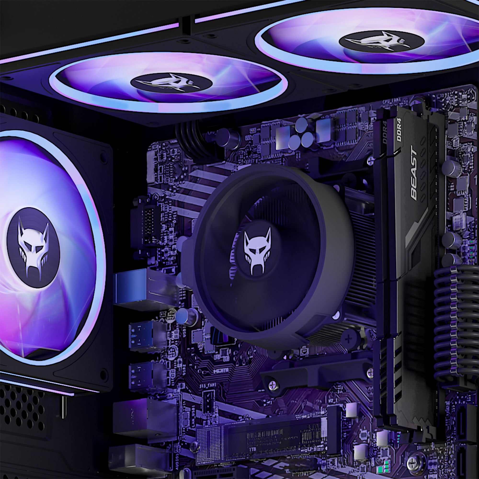Wnętrze komputera. Wentylatory z logo wilka, płyta główna z pamięcią RAM i chłodzeniem CPU, fioletowe oświetlenie.