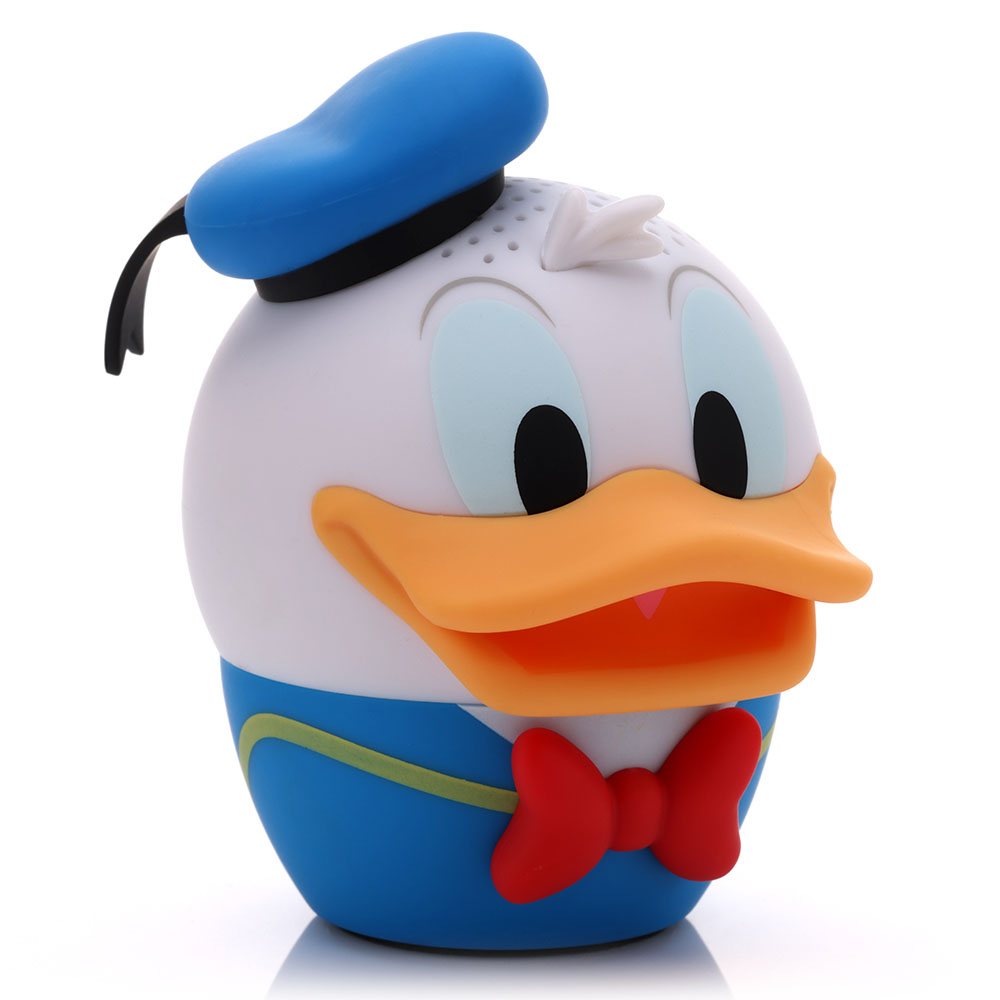 Mavi şapkalı, papyonlu ve gömlekli bir Donald Duck figürü. Beyaz gövdesi, turuncu gagası ve siyah gözleri var.
