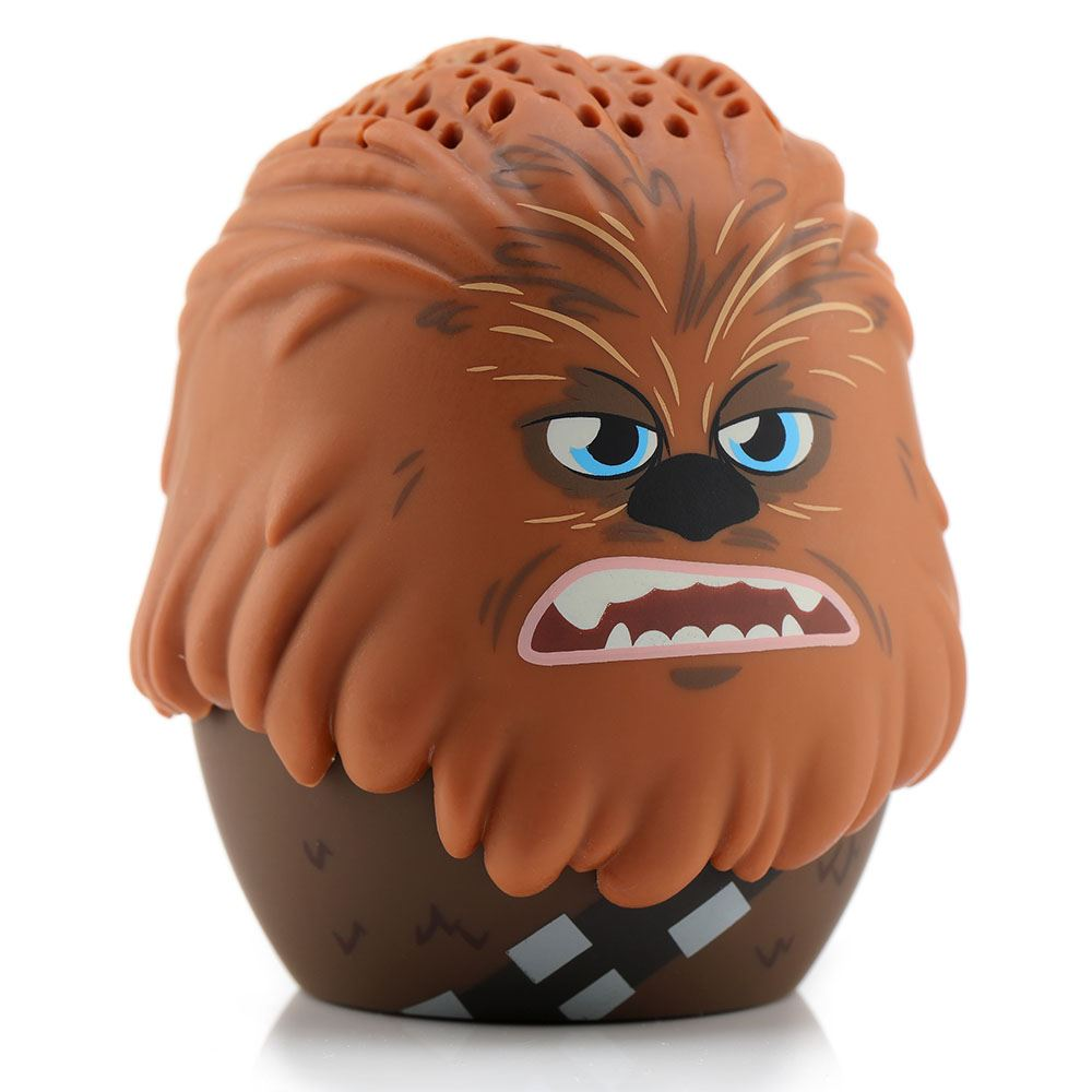 Chewbacca şeklinde bir hoparlör. Kahverengi kürkü, mavi gözleri ve öfkeli bir ifade. Alt kısmı gri ve siyah detaylarla kahverengidir.