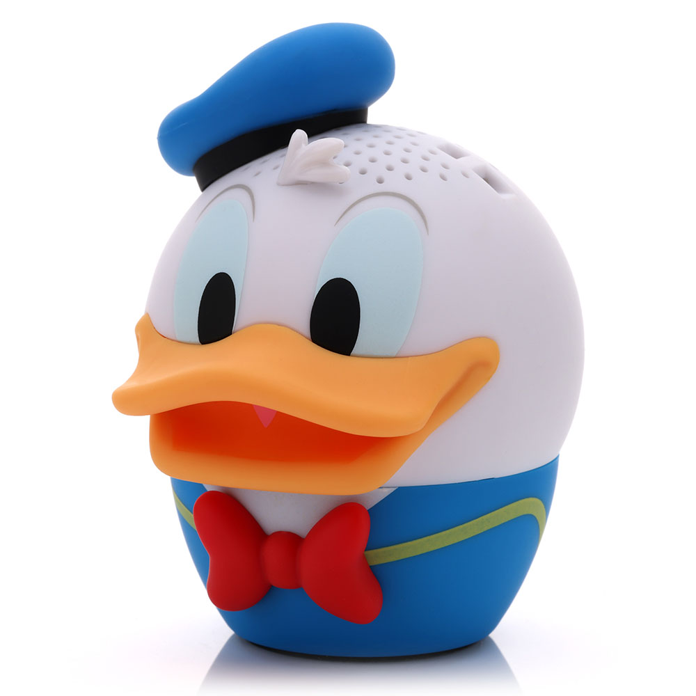 Donald Duck figürü. Mavi şapkası, turuncu gagası, kırmızı papyonu ve mavi takımı var. Arka plan beyaz.