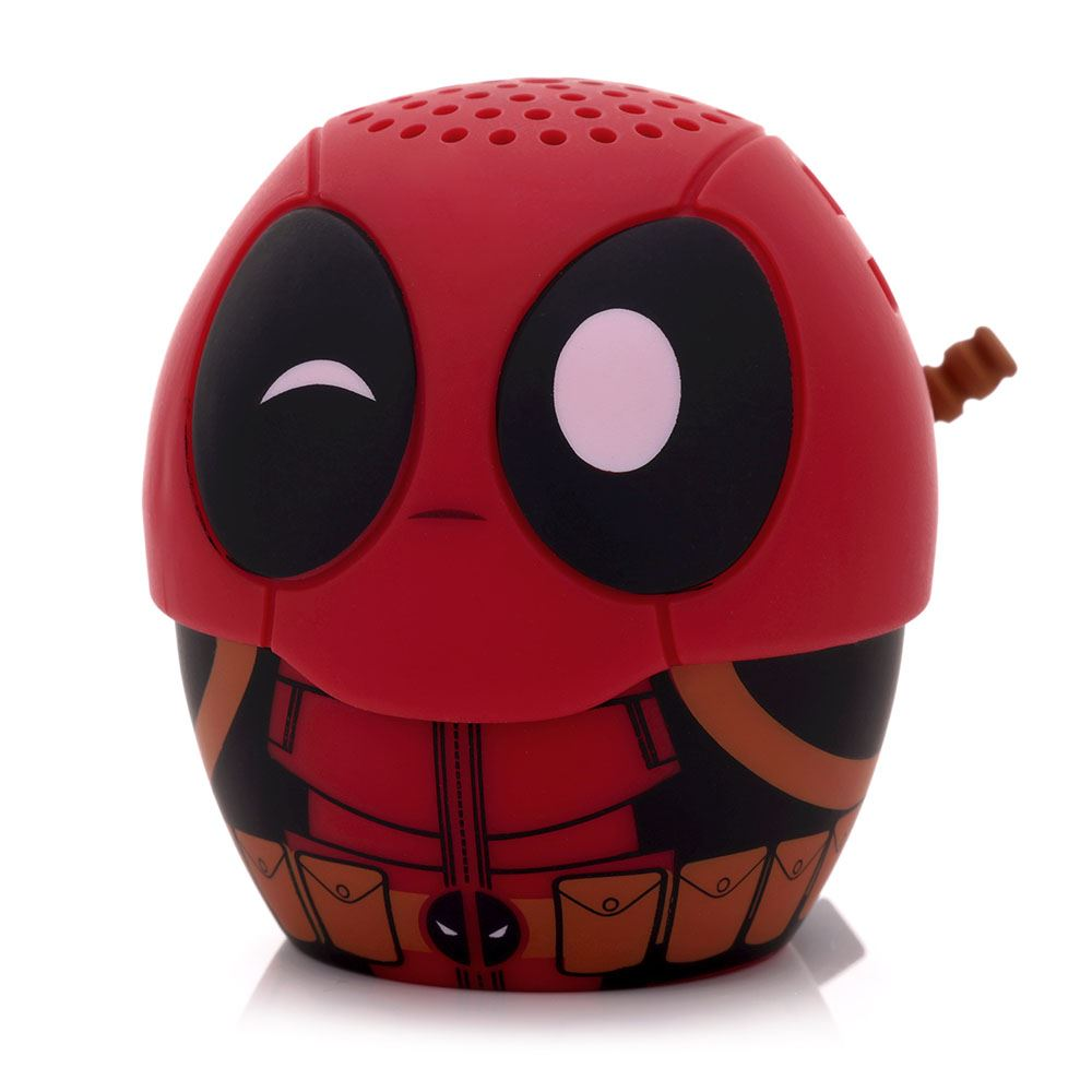 Kırmızı Deadpool hoparlörü. Siyah gözleri var, biri göz kırpıyor. Alt kısımda kahverengi cepleri olan siyah bir kostüm var. Kahverengi kulak parçası.