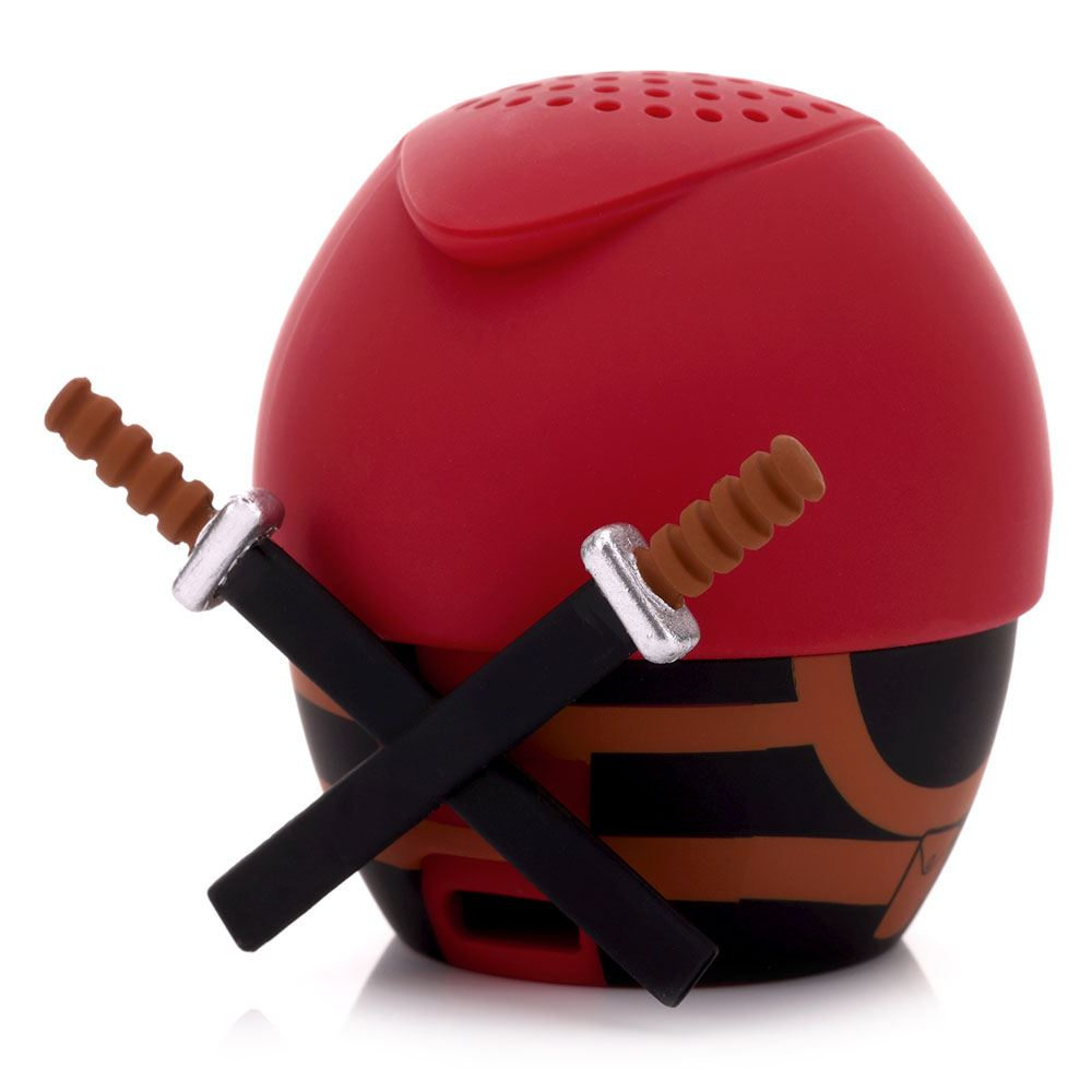 Kırmızı ve siyah Deadpool temalı bir hoparlör. Önünde iki çapraz siyah kılıç var. Hoparlörün üst kısmı kırmızı, alt kısmı siyah ve kahverengi.