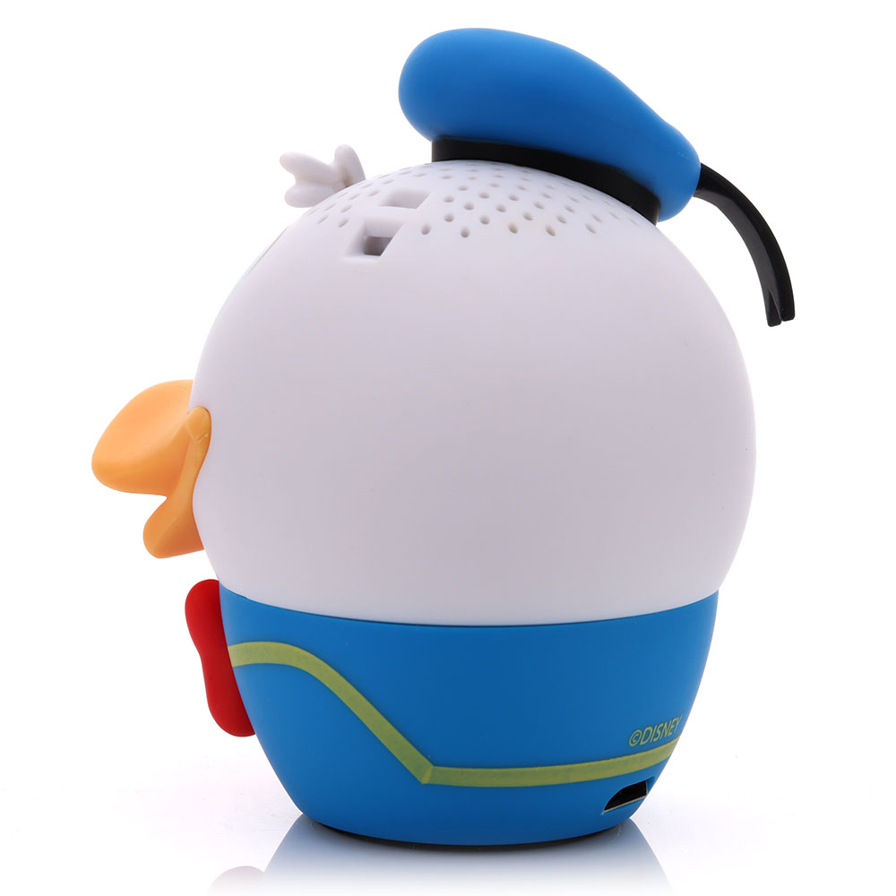 Donald Duck şeklinde bir hoparlör. Beyaz bir gövdesi, mavi şapkası ve gömleği, turuncu gagası ve kırmızı papyonu var.