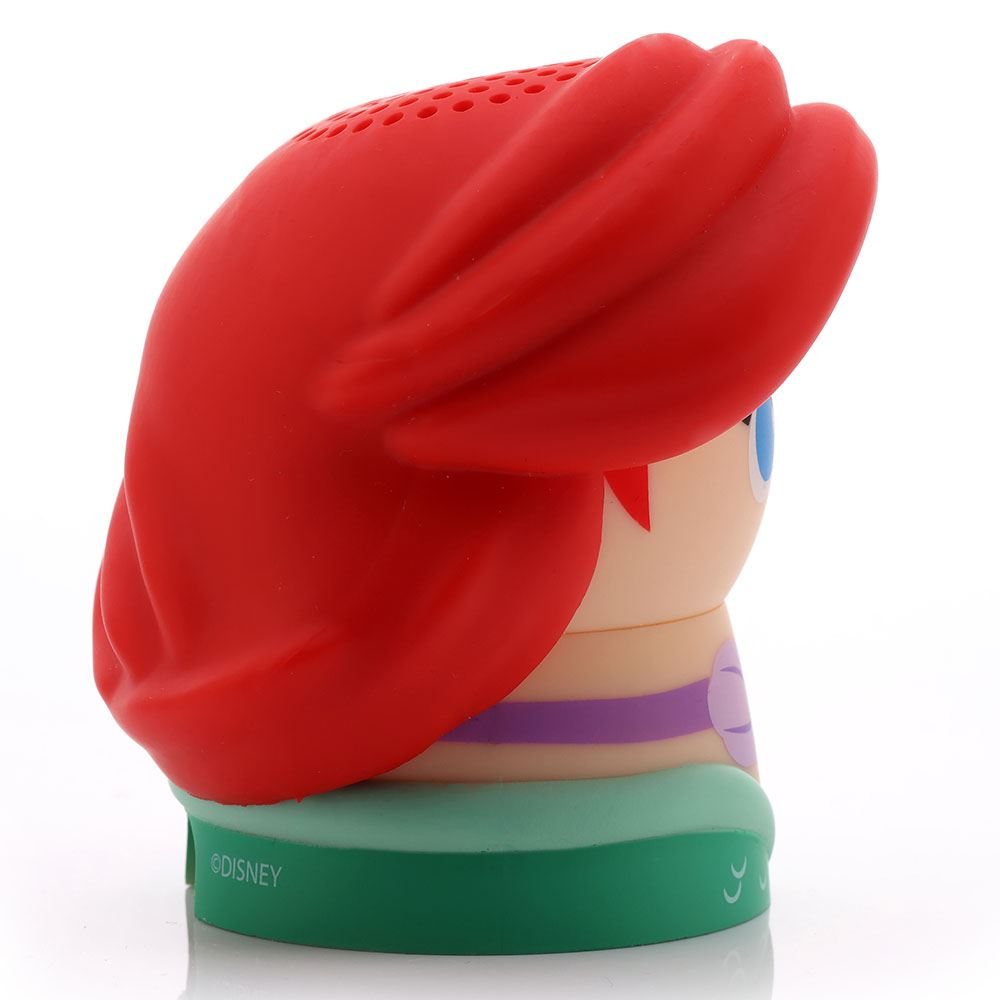 Ariel figürü. Kırmızı saç, mavi gözler ve yeşil ve mor kıyafetler. Taban yeşildir. Disney logosu görünür.