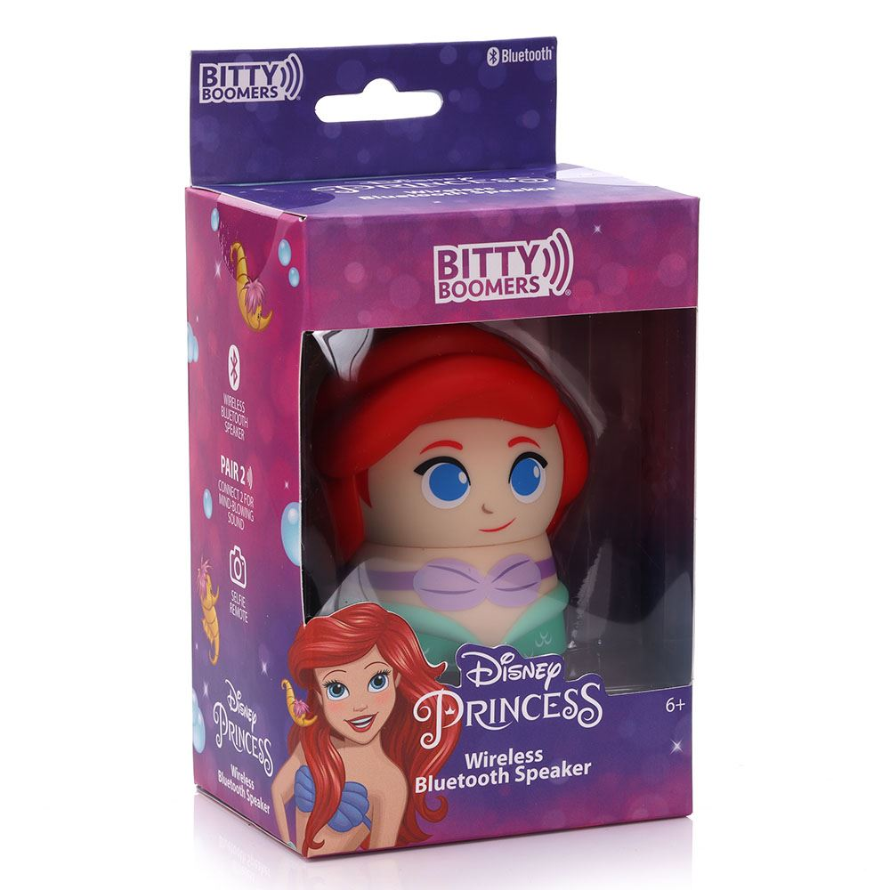 Bir kutuda Ariel Bitty Boomer kablosuz hoparlör. Kutu üzerinde Disney Princess markası ve Bluetooth logosu bulunmaktadır. Hoparlör, kızıl saçlı Ariel'dir.
