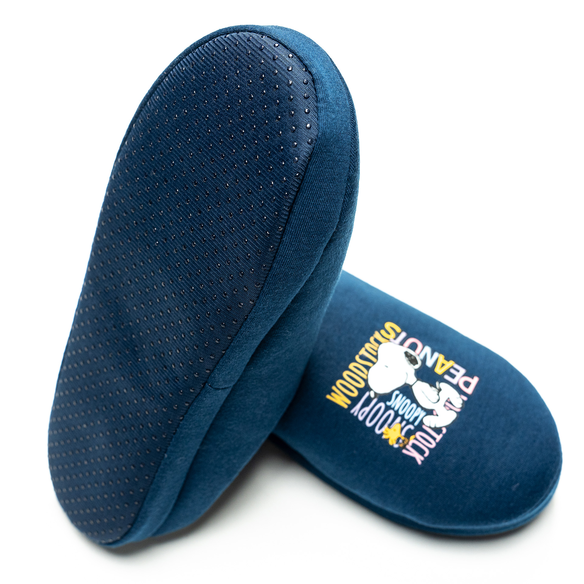 Zwei blaue Snoopy-Hausschuhe. Einer ist verkehrt herum und zeigt die rutschfeste Sohle. Der andere zeigt Snoopy und Woodstock.