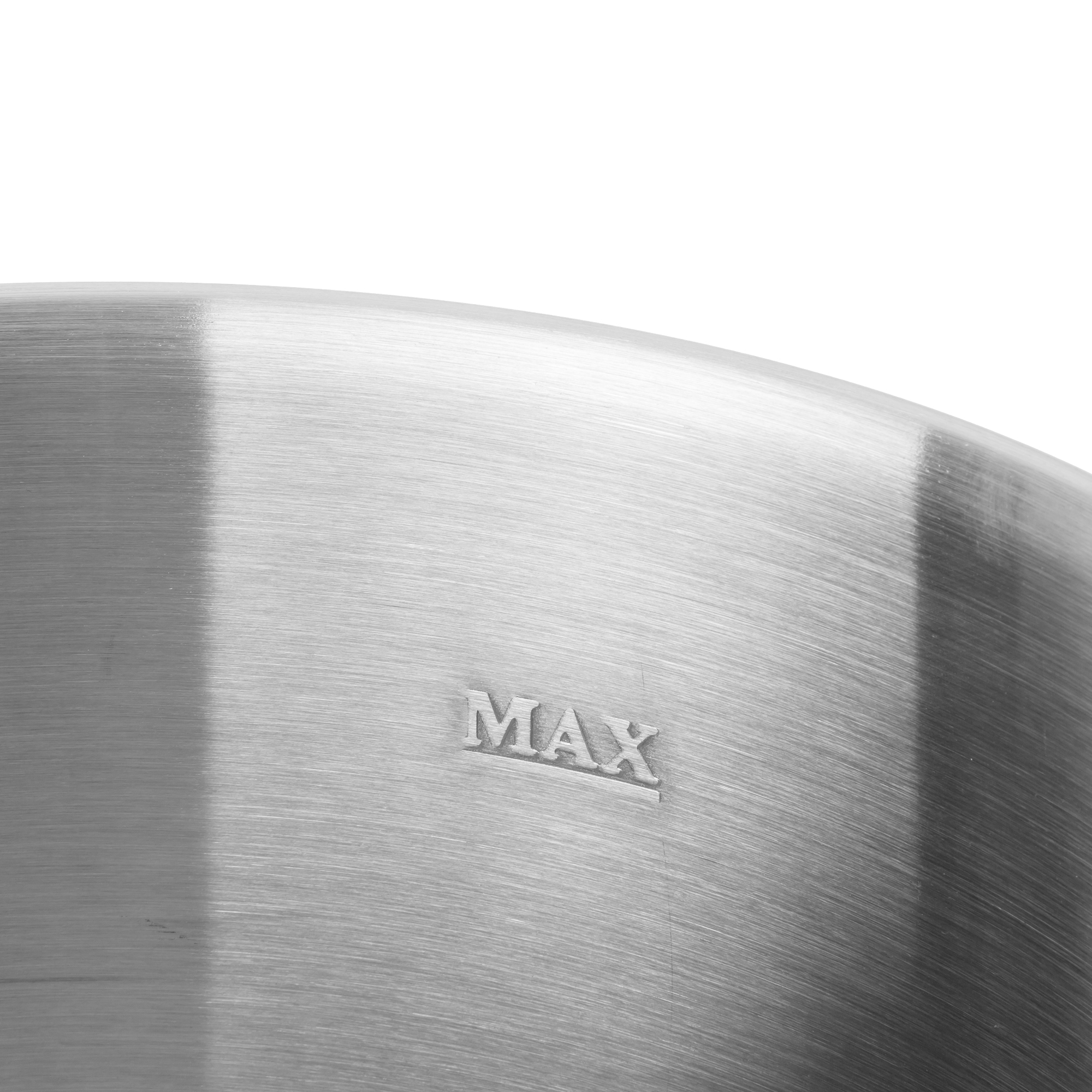 Nahaufnahme einer gebürsteten Metalloberfläche mit dem eingeprägten Wort 'MAX'. Der Hintergrund ist weiß.