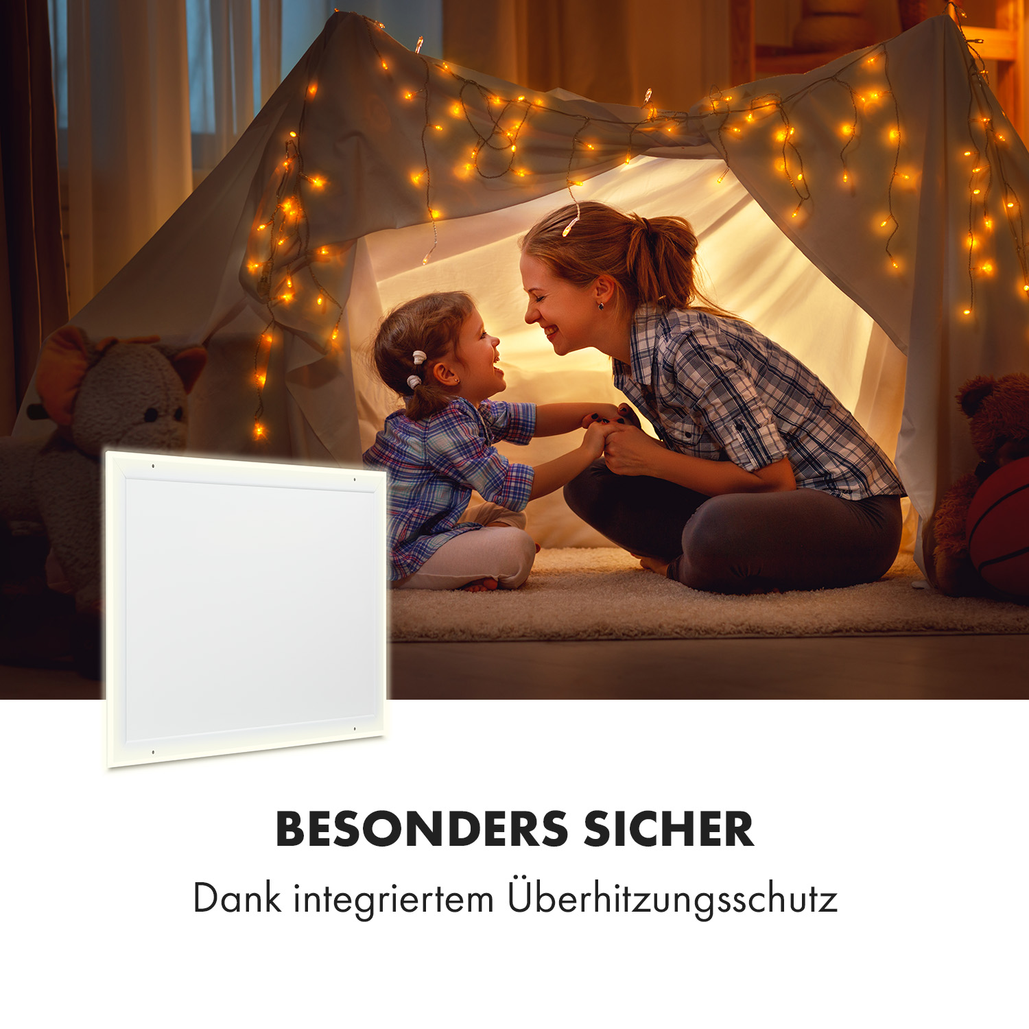Una madre e un bambino in una tenda illuminata si sorridono, tenendosi per mano. Sono visibili giocattoli e luci.