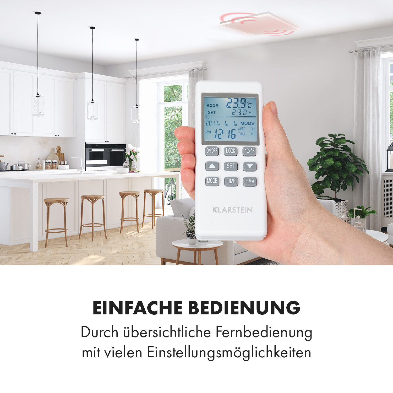 Mano che tiene un telecomando bianco mostra la temperatura ambiente. Cucina moderna con sgabelli, luci e pianta sullo sfondo.