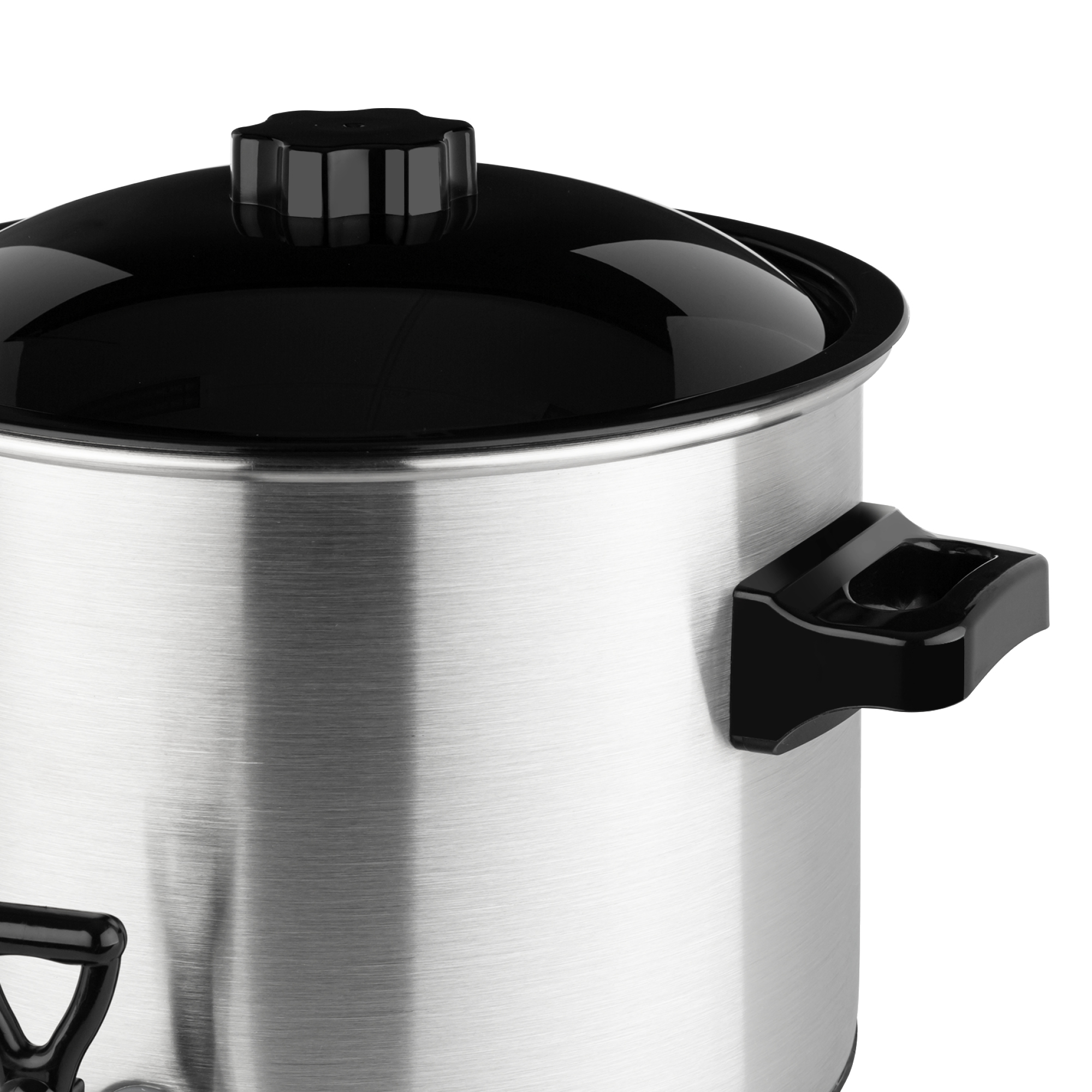 Nahaufnahme eines Slow Cookers. Er hat einen Edelstahlkörper, einen schwarzen Deckel, einen Griff und einen Knopf. Der Hintergrund ist weiß.