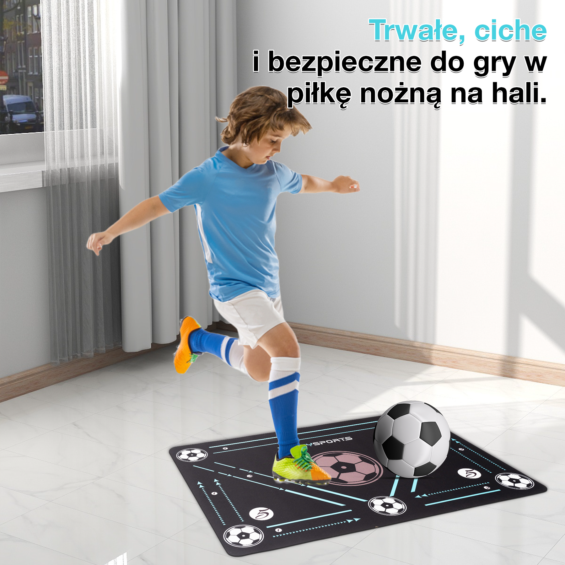 Chłopiec kopie piłkę nożną na macie. Ma na sobie niebieską koszulę, białe szorty i pomarańczowe buty. W tle jest okno.