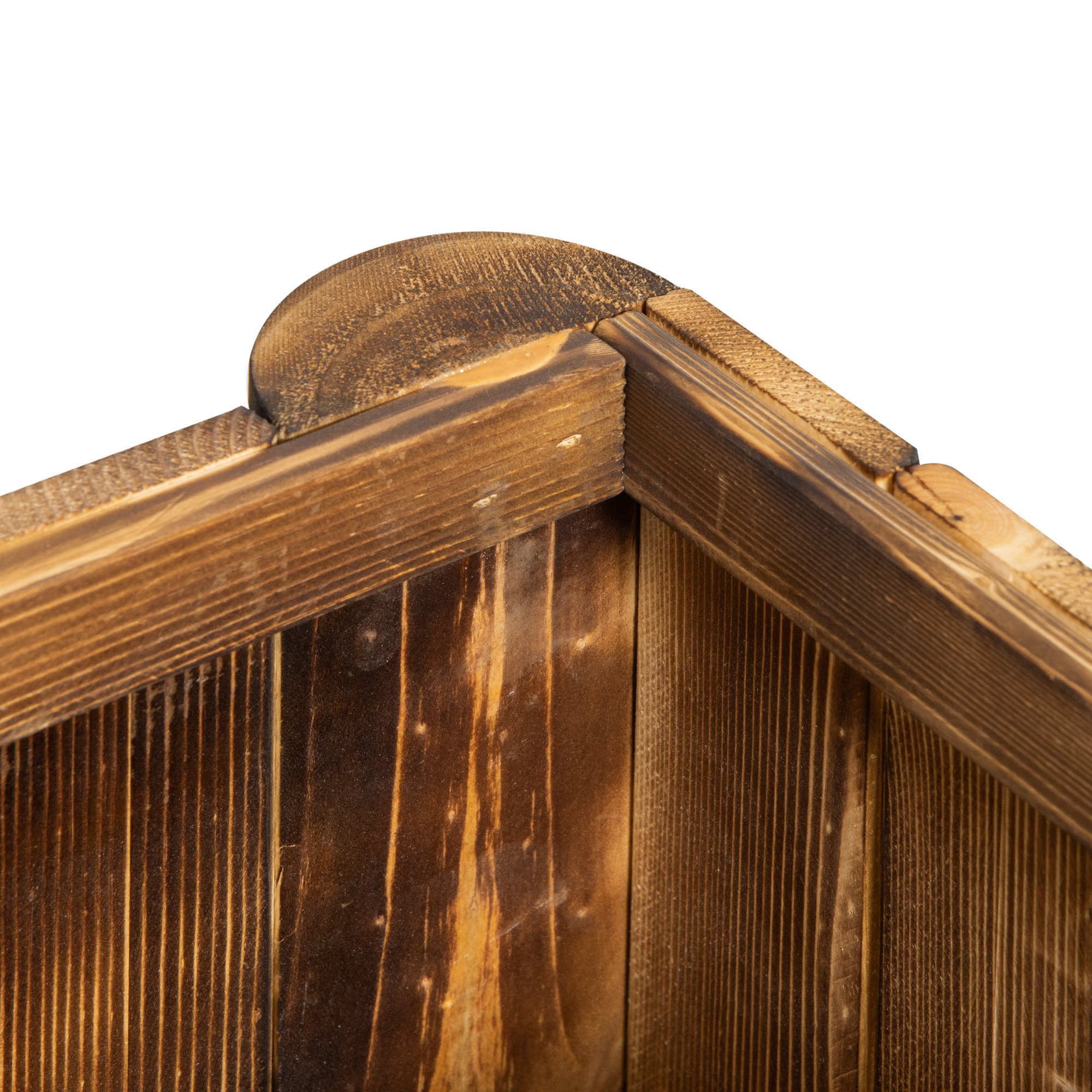 Primo piano di un angolo in legno. Il legno è marrone con venature visibili. L'angolo è arrotondato, sfondo bianco.
