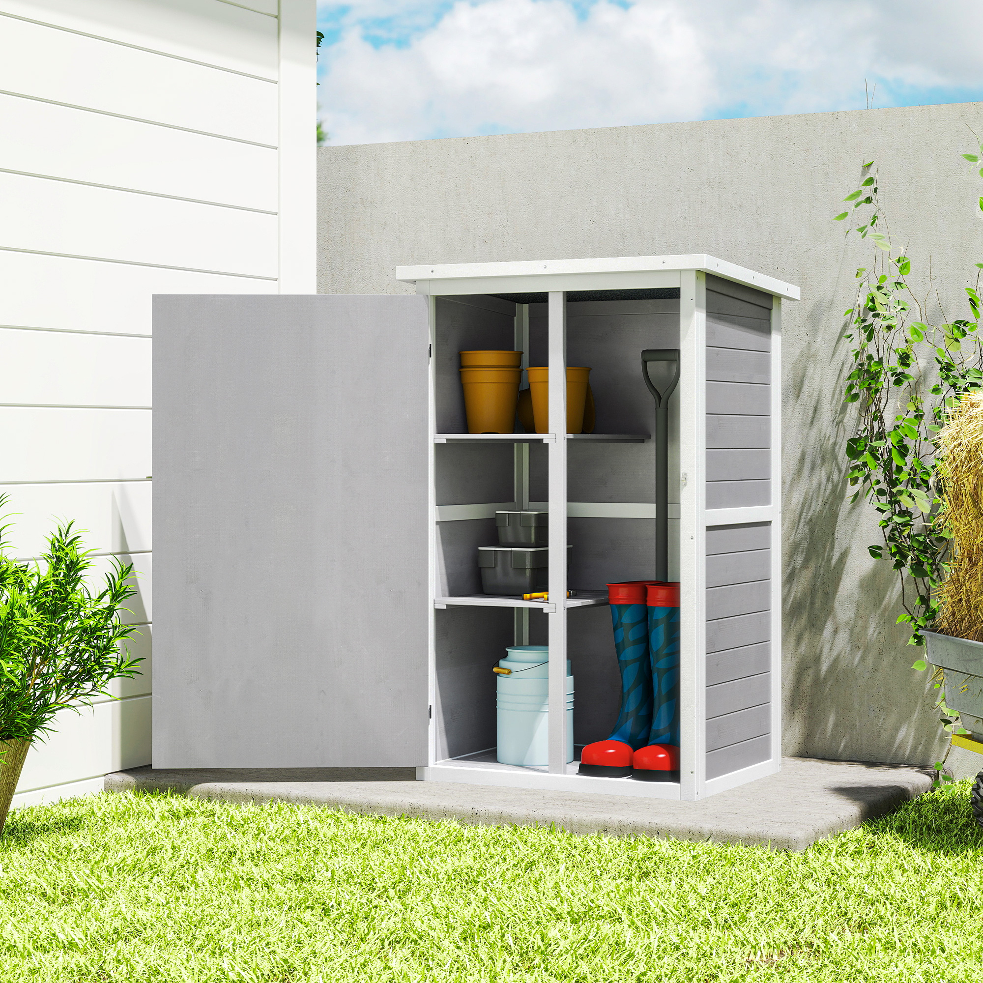 Un armadio grigio con porta aperta. All'interno: vasi, stivali, attrezzi. Erba verde e muro bianco sullo sfondo.