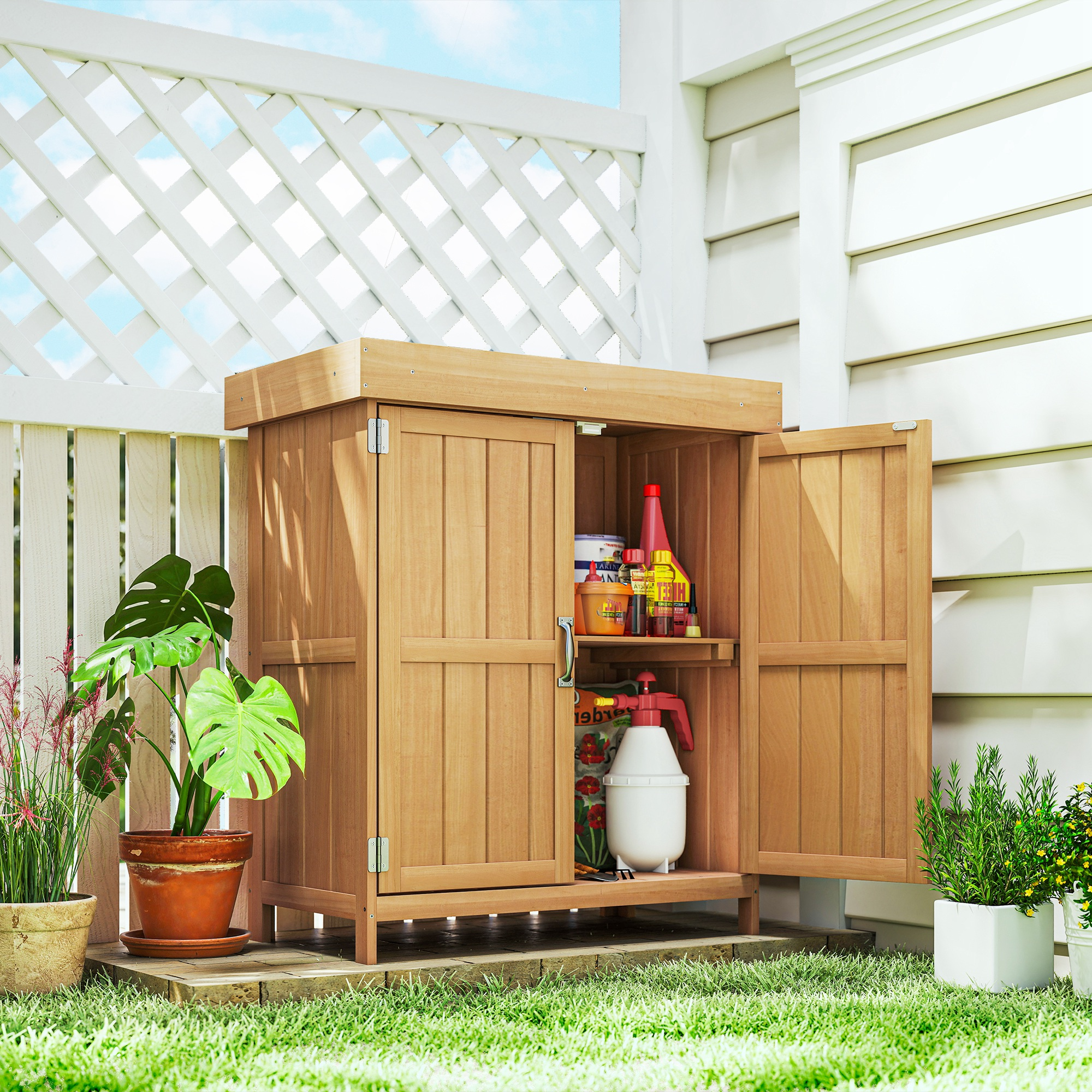 Capannone in legno con porte aperte, piante e attrezzi da giardinaggio su un ponte di legno su erba verde.