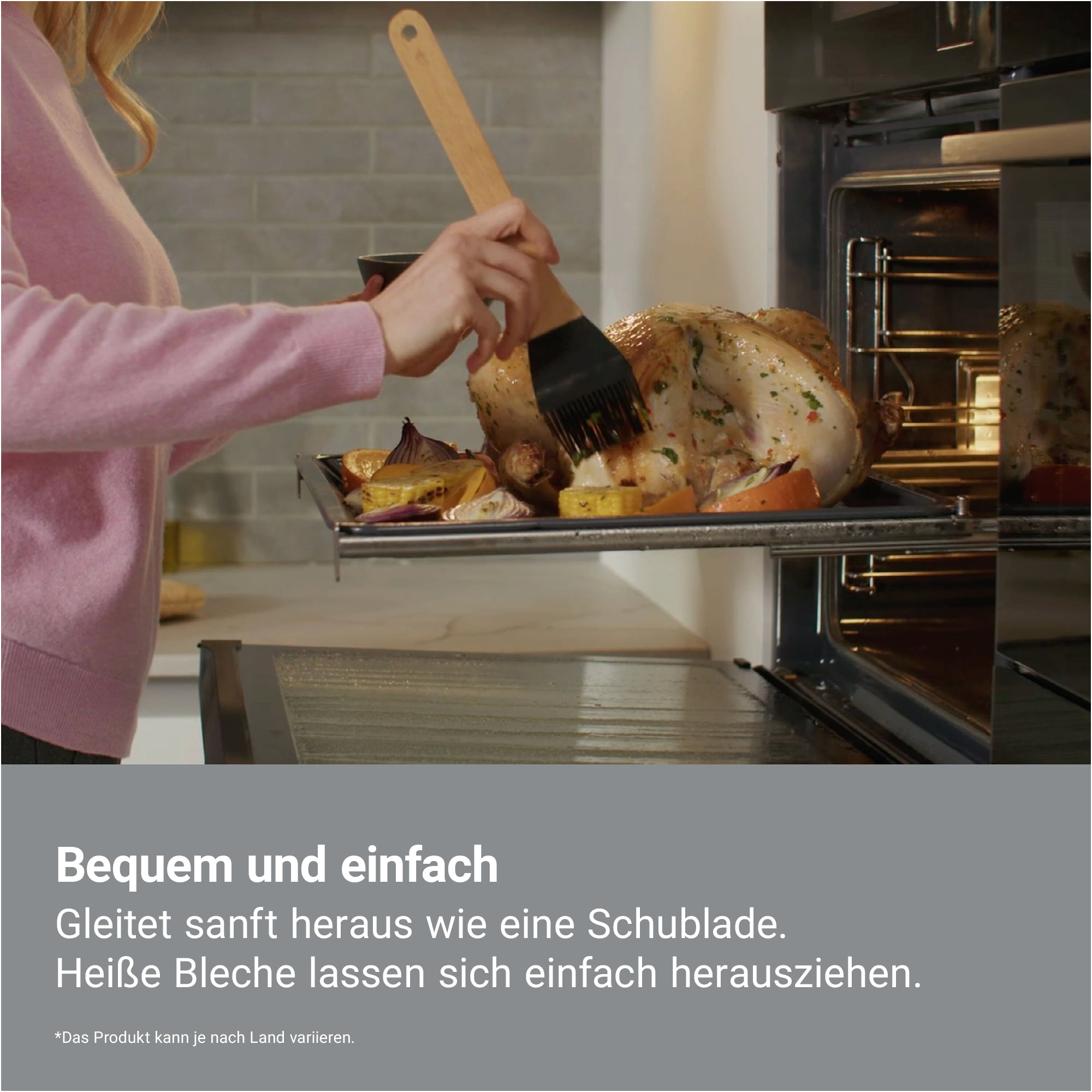 Kobieta naciera indyka w piekarniku. Warzywa na tacy. Piekarnik otwarty. Różowy sweter.