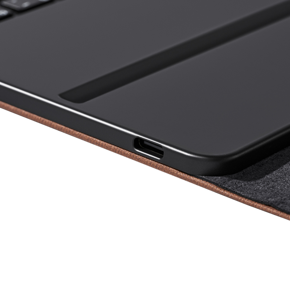 Nahaufnahme einer schwarzen Laptop-Hülle mit USB-C-Anschluss, braunem Lederrand und grauem Filzsockel, vor weißem Hintergrund.