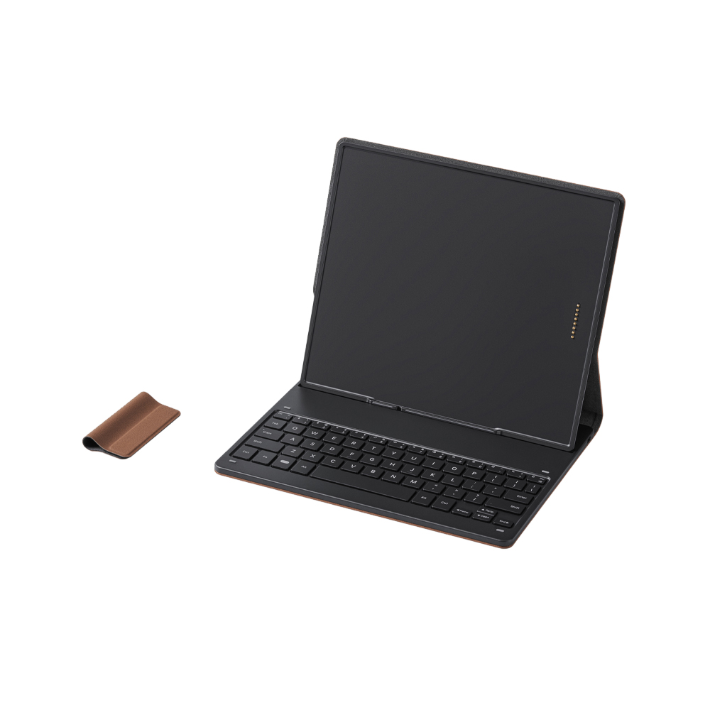 Ein schwarzes Tablet mit Tastatur ist geöffnet. Links liegt ein braunes Etui. Der Hintergrund ist weiß.