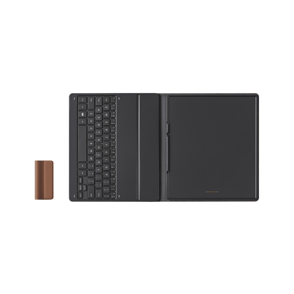 Eine schwarze Tastatur und Tablet-Hülle sind geöffnet, eine kleine braune Hülle befindet sich links. Alles auf weißem Hintergrund.