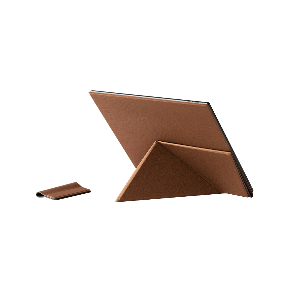 Eine braune Tablethülle ist aufgestellt, daneben ein kleines braunes Teil. Alles auf weißem Hintergrund.