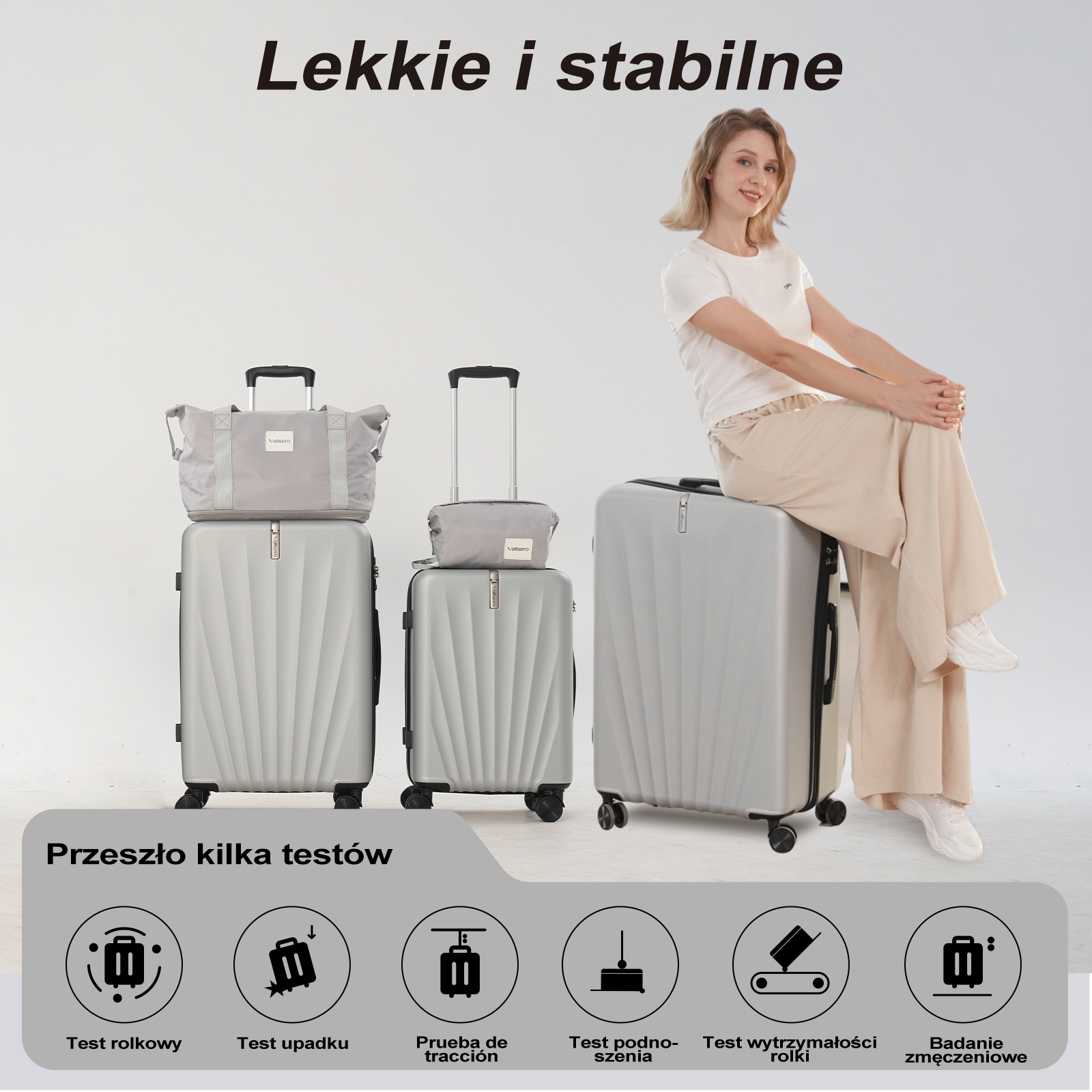 Kobieta siedzi na srebrnej walizce. Dwie inne walizki i torba obok. Tekst: 'Lekkie i stabilne'.